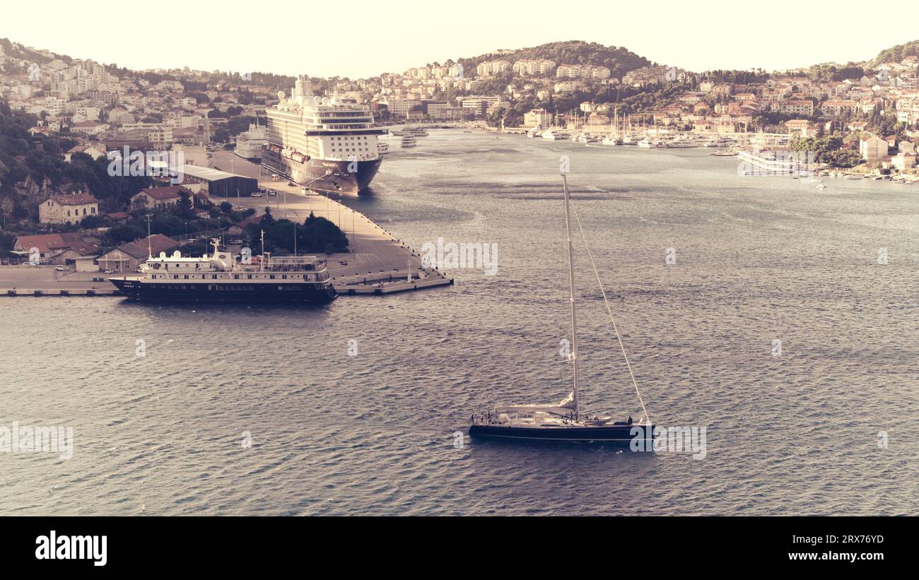 Lo yacht a vela naviga nelle acque del porto di Dubrovnik, Croazia Foto Stock