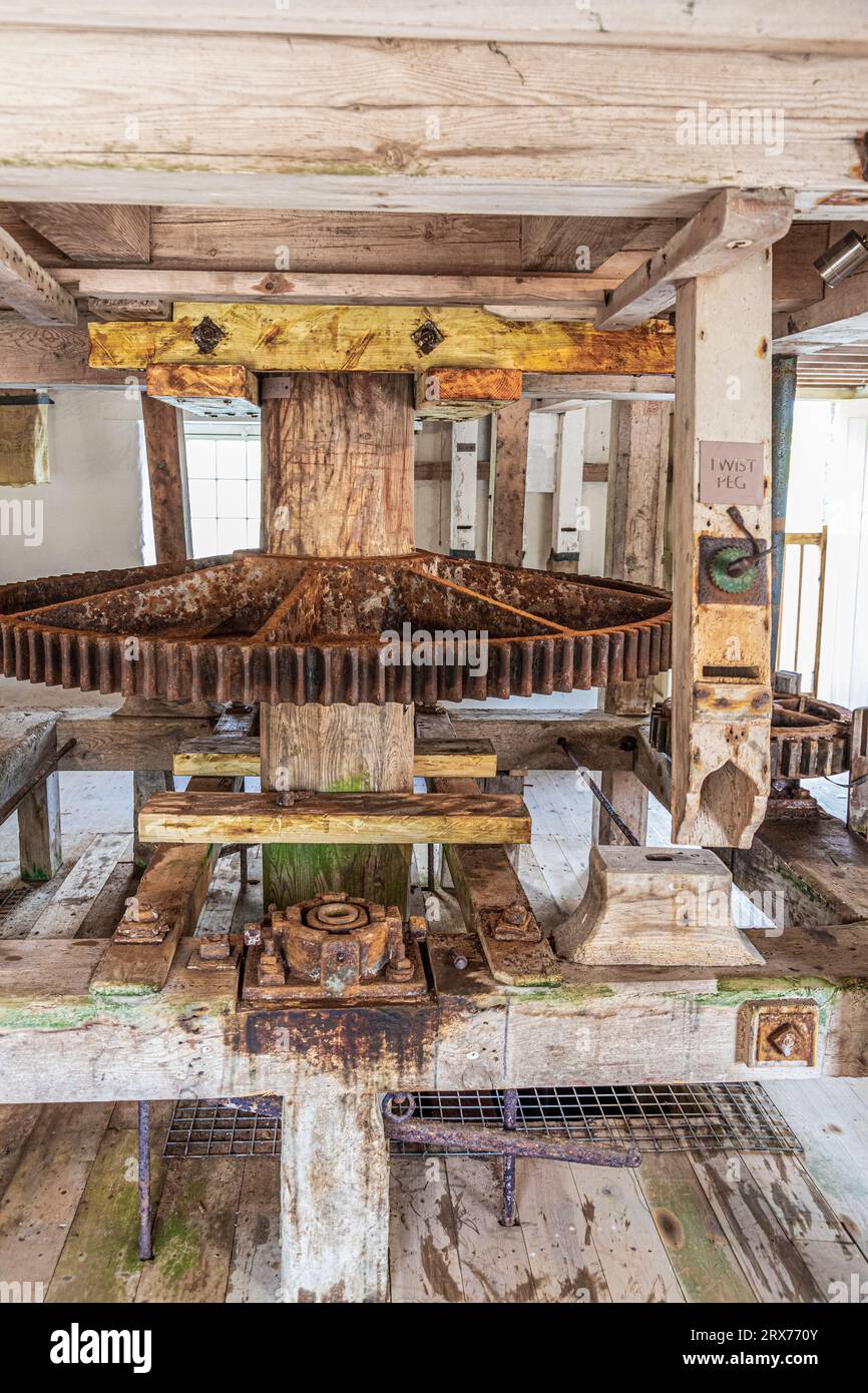 L'interno di Carew Tidal Mill (noto anche come French Mill), un mulino per mais risalente al 1801 sul laghetto del mulino sul fiume Carew a Carew, Pembrokeshire, Galles, Regno Unito Foto Stock