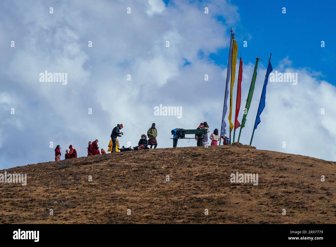 Gente che gode della vista delle montagne Foto Stock