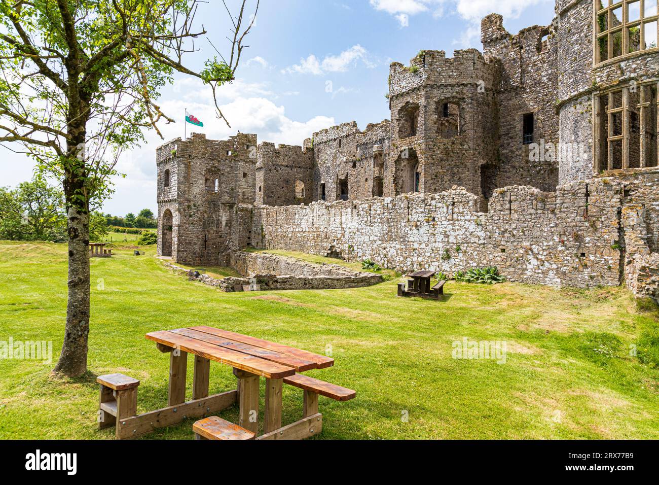 Carew Castle nel Pembrokeshire Coast National Park, West Wales, Regno Unito Foto Stock