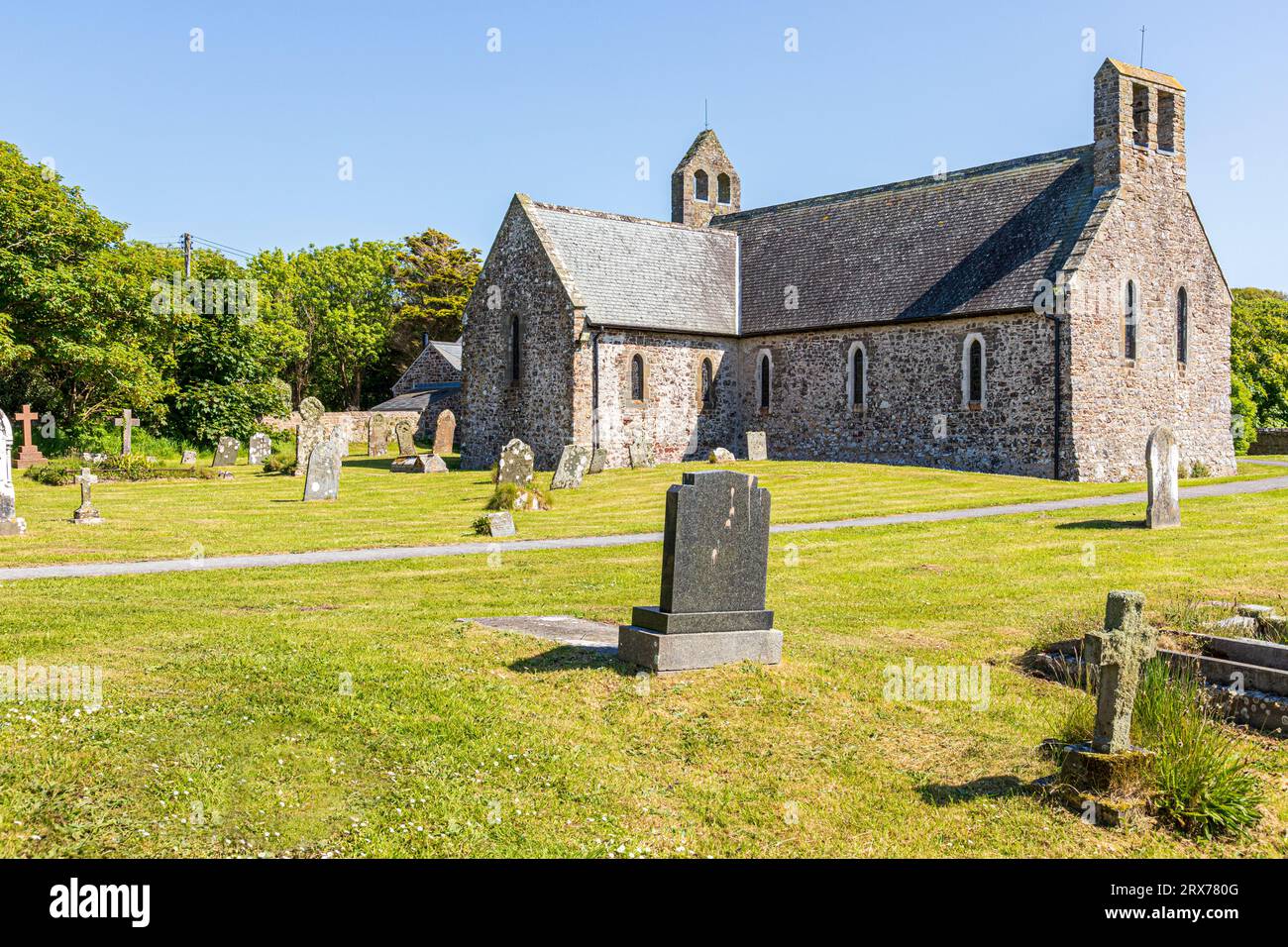 Chiesa di St Bridgets risalente al XIII secolo a St Brides Haven nel Pembrokeshire Coast National Park, West Wales UK Foto Stock