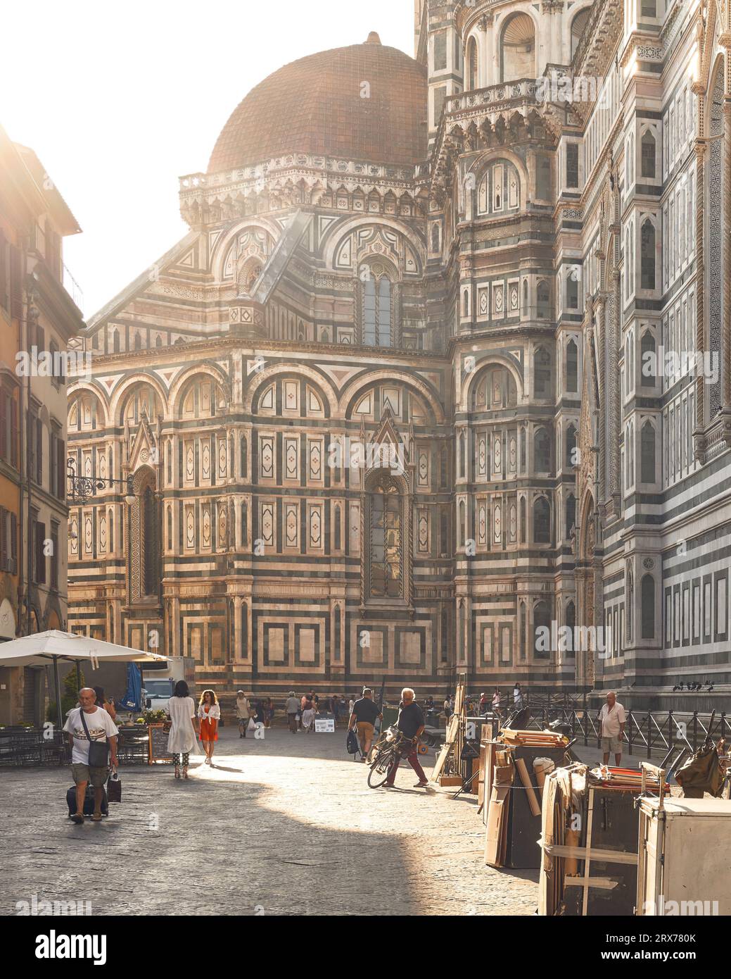 Firenze, Italia - 15 luglio 2023: Dettaglio della cattedrale di Santa Maria del Fiore all'alba, le stazioni degli artisti di strada che camminano pronti per un nuovo giorno di W. Foto Stock