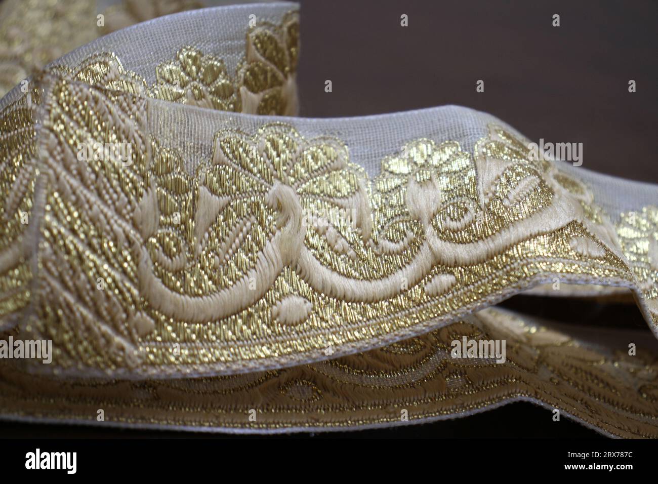 Un primo piano di un pizzo con sfondo scuro. Foto Stock