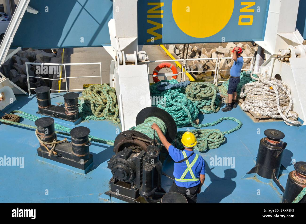 Mellieha, Malta - 5 agosto 2023: Equipaggio di un traghetto che si prepara ad abbassare le porte di prua della nave per la sua partenza verso l'isola di Gozo Foto Stock