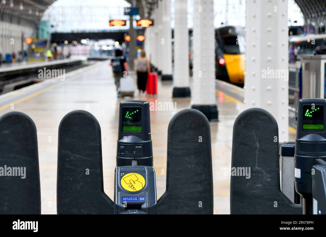 Londra, Inghilterra, Regno Unito - 27 giugno 2023: Vista ravvicinata delle biglietterie elettroniche per l'ingresso ai binari della stazione ferroviaria di Paddington Foto Stock