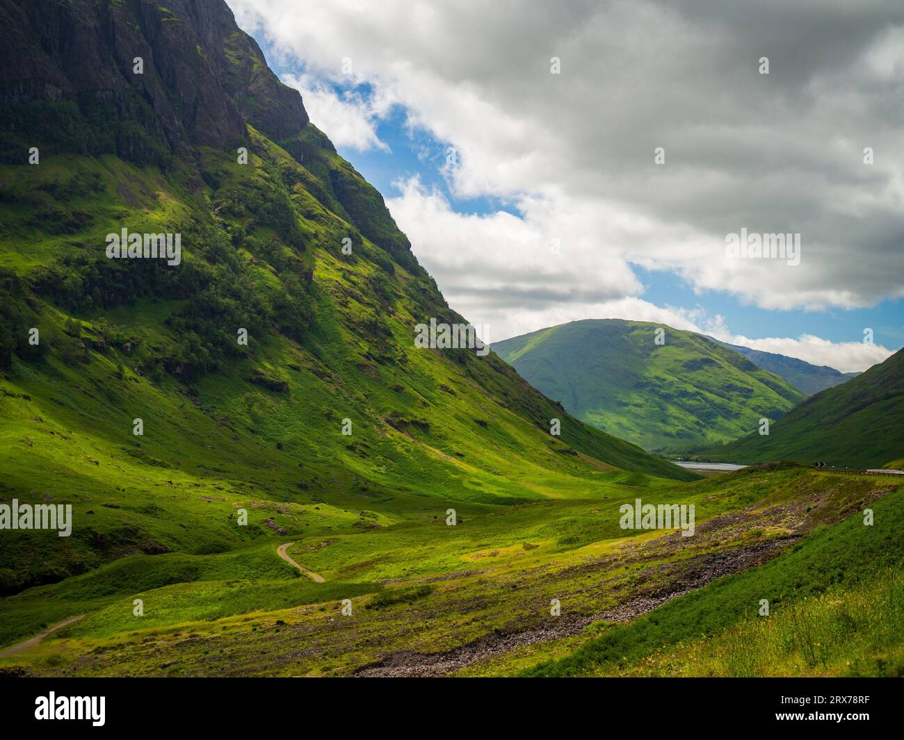 La vista a ovest lungo Glen Coe dal punto di vista delle tre Sorelle verso Loch Achtriochtan Foto Stock