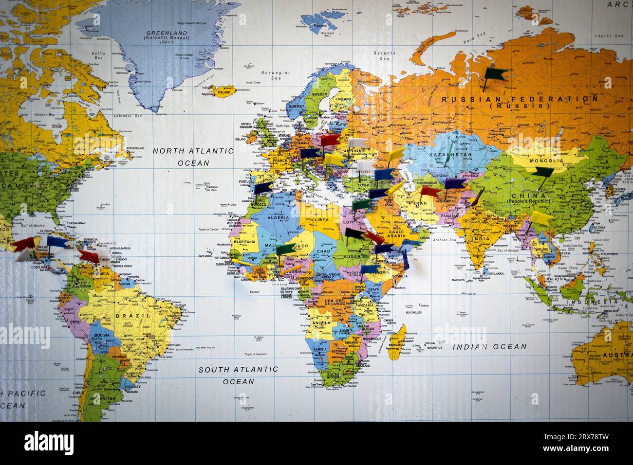 GILZE - Una mappa del mondo con bandiere che mostra da dove provengono i richiedenti asilo presso il centro per i richiedenti asilo Gilze nel giorno del centro per i richiedenti asilo aperto. Durante questa giornata, COA apre le porte del centro a chiunque voglia saperne di più sulla vita e il lavoro in un centro per richiedenti asilo. ANP RAMON VAN FLYMEN paesi bassi Out - belgio Out Foto Stock