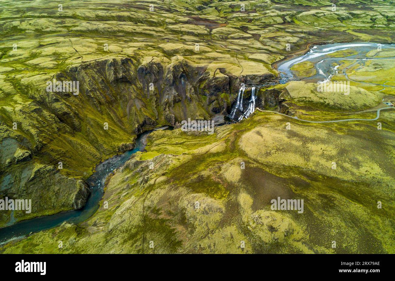 Vista aerea della cascata Fagrifoss circondata dal muschio verde, regione di Lakagígar, Sudurland, Islanda Foto Stock