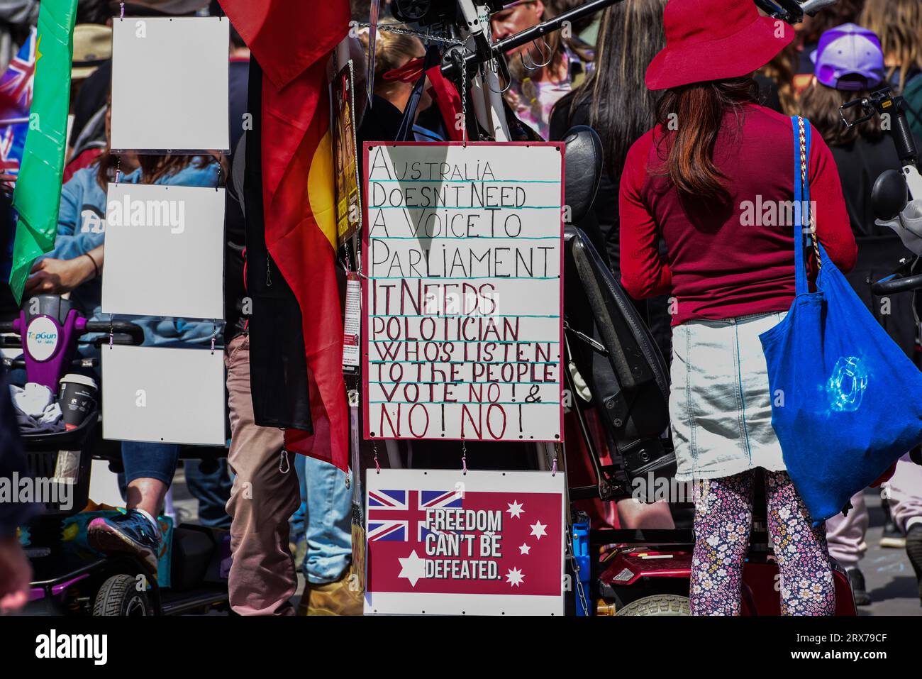 Melbourne, Australia. 23 settembre 2023. Cartelli visti durante il rally "No to the Voice" a Melbourne, Victoria. Centinaia di vittoriani si sono riuniti a sostegno del NO vote per il prossimo referendum della Australian Indigenous Voice del 2023, che avrebbe portato gli australiani ai sondaggi elettorali del 14 ottobre 2023. (Foto di Alexander Bogatyrev/SOPA Images/Sipa USA) credito: SIPA USA/Alamy Live News Foto Stock