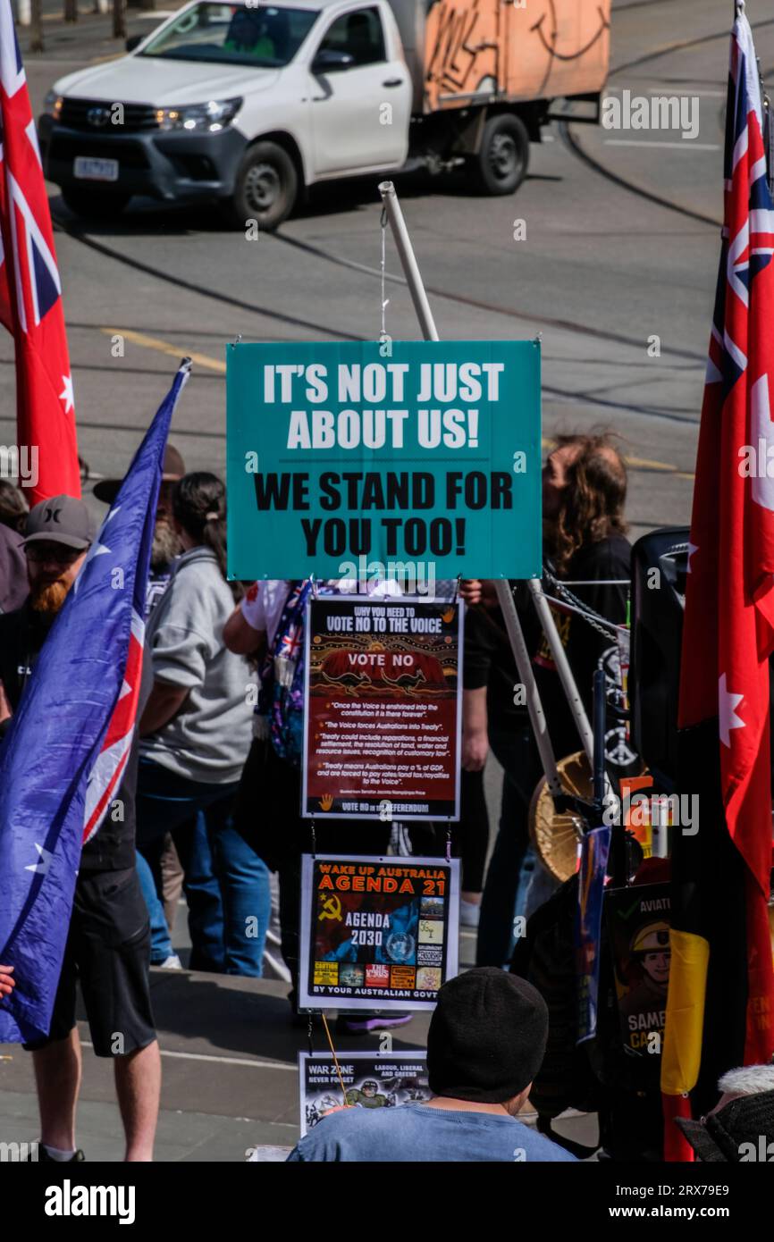 Melbourne, Australia. 23 settembre 2023. Cartelli visti durante il rally "No to the Voice" a Melbourne, Victoria. Centinaia di vittoriani si sono riuniti a sostegno del NO vote per il prossimo referendum della Australian Indigenous Voice del 2023, che avrebbe portato gli australiani ai sondaggi elettorali del 14 ottobre 2023. (Foto di Alexander Bogatyrev/SOPA Images/Sipa USA) credito: SIPA USA/Alamy Live News Foto Stock