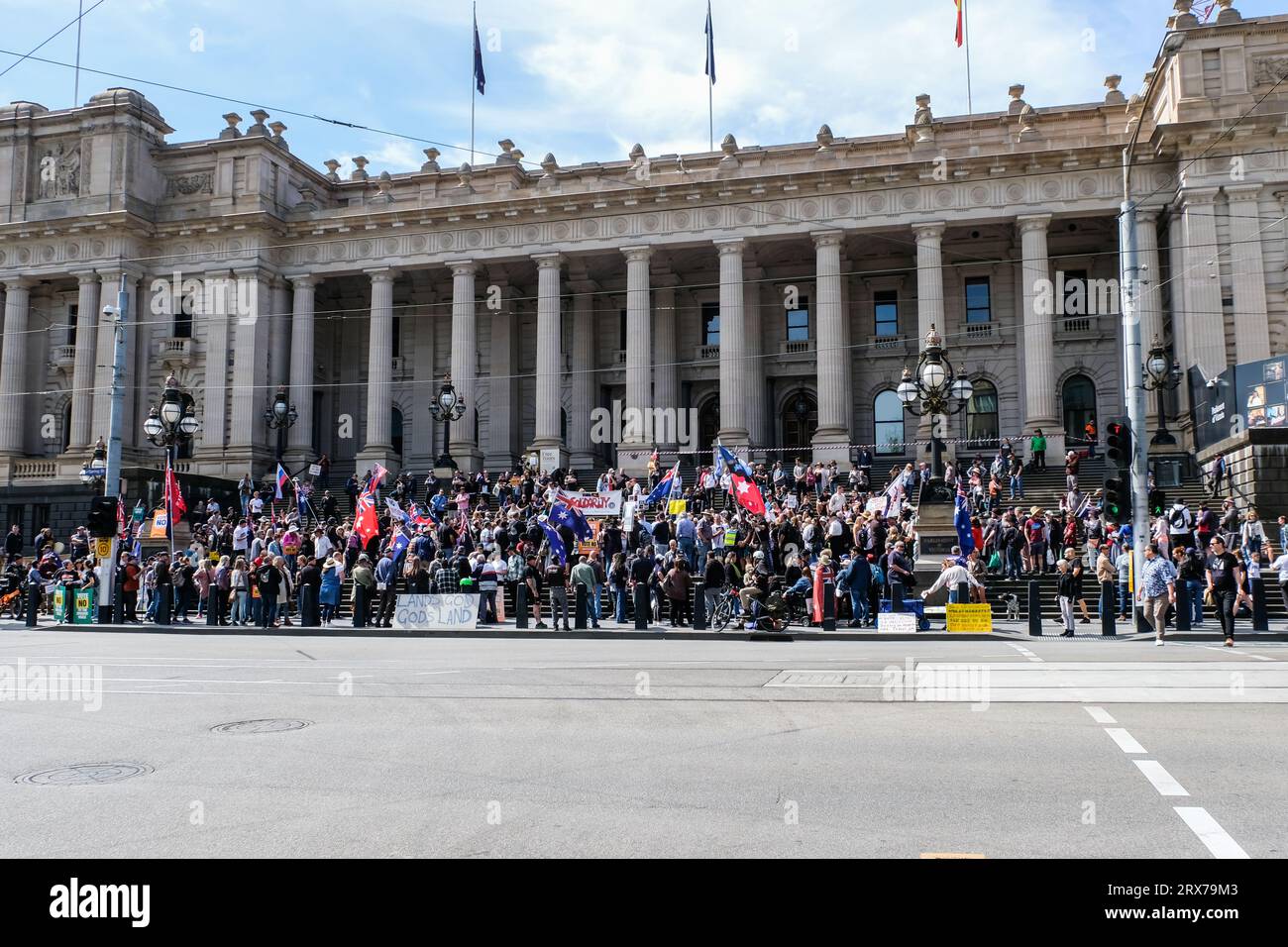 Melbourne, Australia. 23 settembre 2023. Gli attivisti si riuniscono di fronte al Parlamento di Victoria durante la manifestazione "No to the Voice" a Melbourne, Victoria. Centinaia di vittoriani si sono riuniti a sostegno del NO vote per il prossimo referendum della Australian Indigenous Voice del 2023, che avrebbe portato gli australiani ai sondaggi elettorali del 14 ottobre 2023. (Foto di Alexander Bogatyrev/SOPA Images/Sipa USA) credito: SIPA USA/Alamy Live News Foto Stock