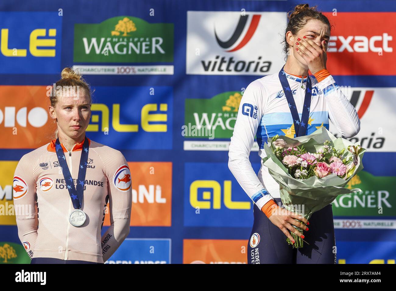 WIJSTER - Vincitore Mischa Bredewold e Lorena Wiebes (L) (seconda) durante la cerimonia della corsa su strada d'élite femminile durante i Campionati europei di ciclismo sul col du VAM (montagna VAM) a Midden-Drenthe, Paesi Bassi, il 23 settembre 2023. ANP VINCENT JANNINK Foto Stock