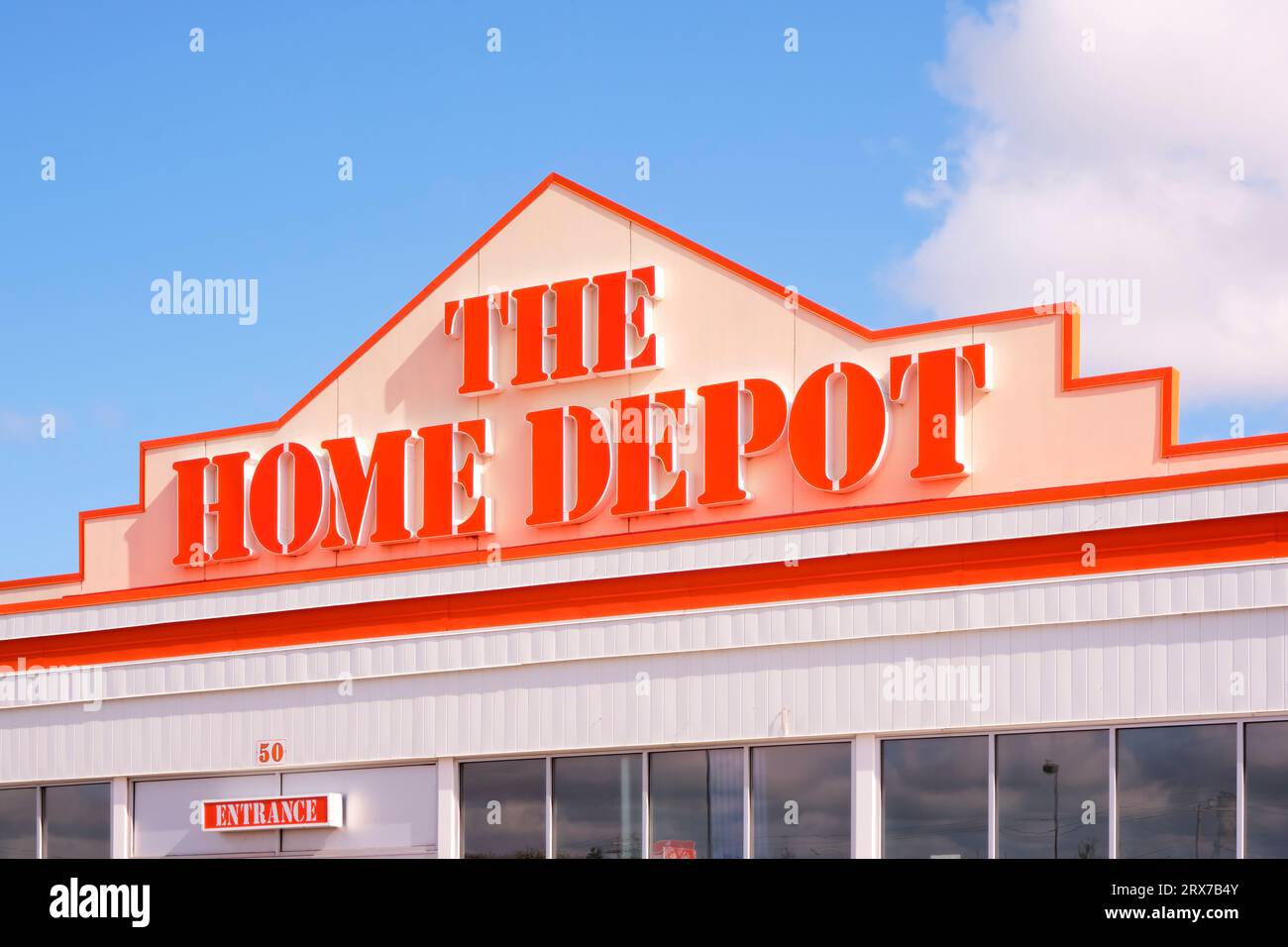 Ingresso frontale di un Home Depot locale con l'insegna prominente con splendidi cieli blu. Foto Stock