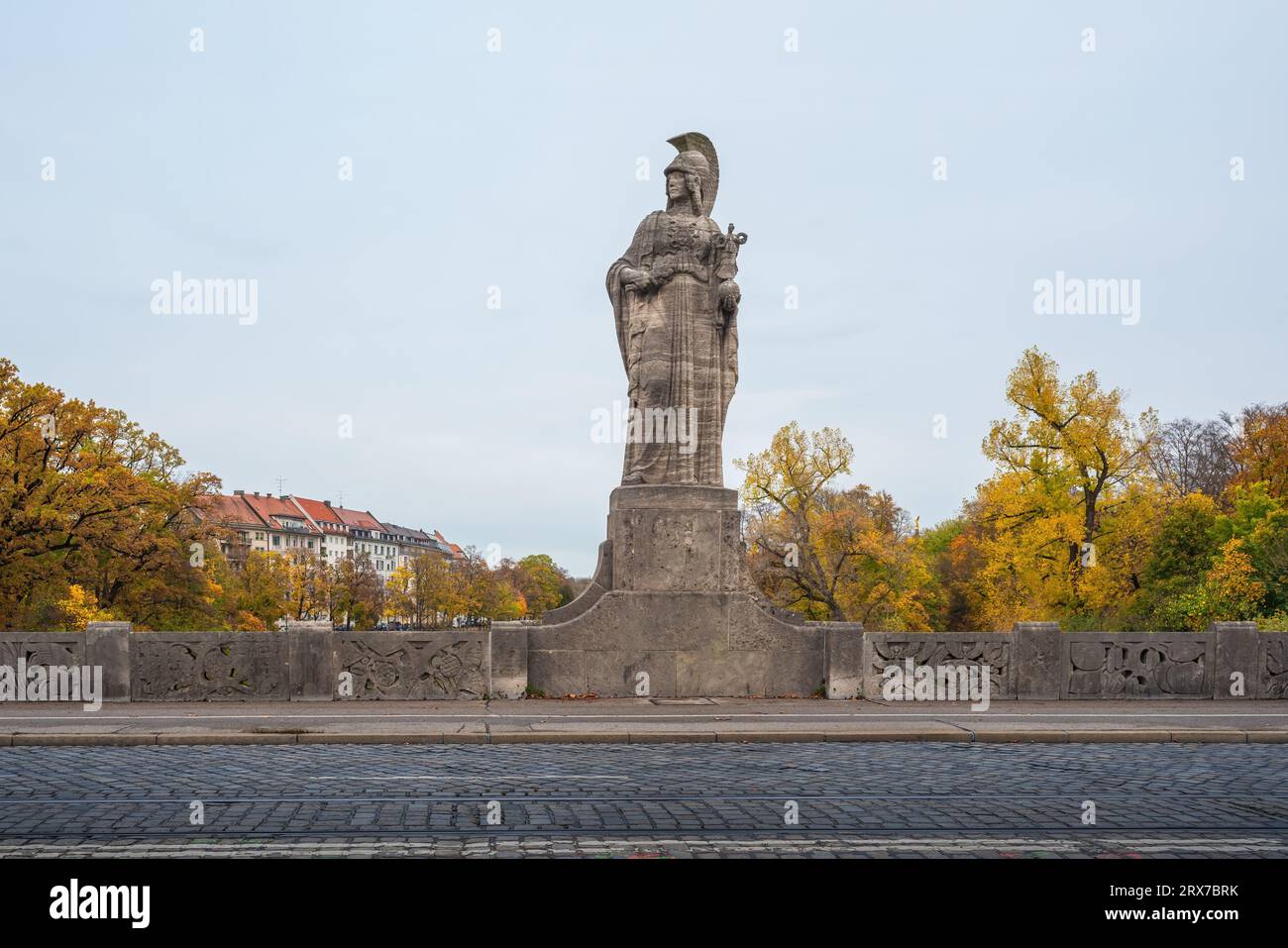 Statua di Pallas Athena presso il Ponte Massimiliano - Monaco, Baviera, Germania Foto Stock