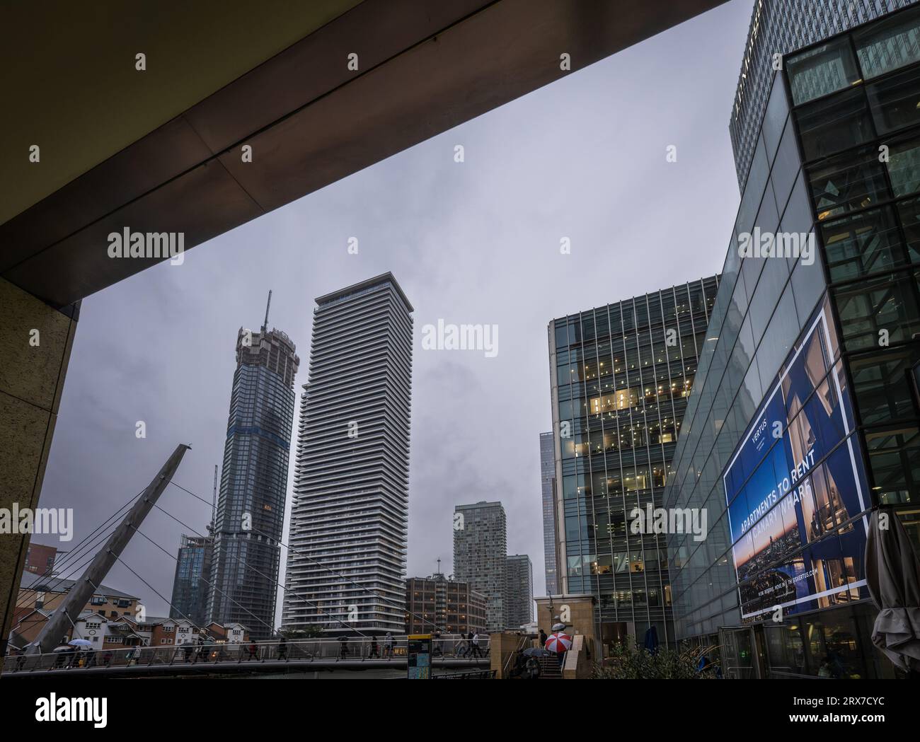 Canary Wharf, Londra, Regno Unito: Nuovi edifici a South Quay visti da Canary Wharf a London Docklands con ponte pedonale South Quay che attraversa South Dock. Foto Stock