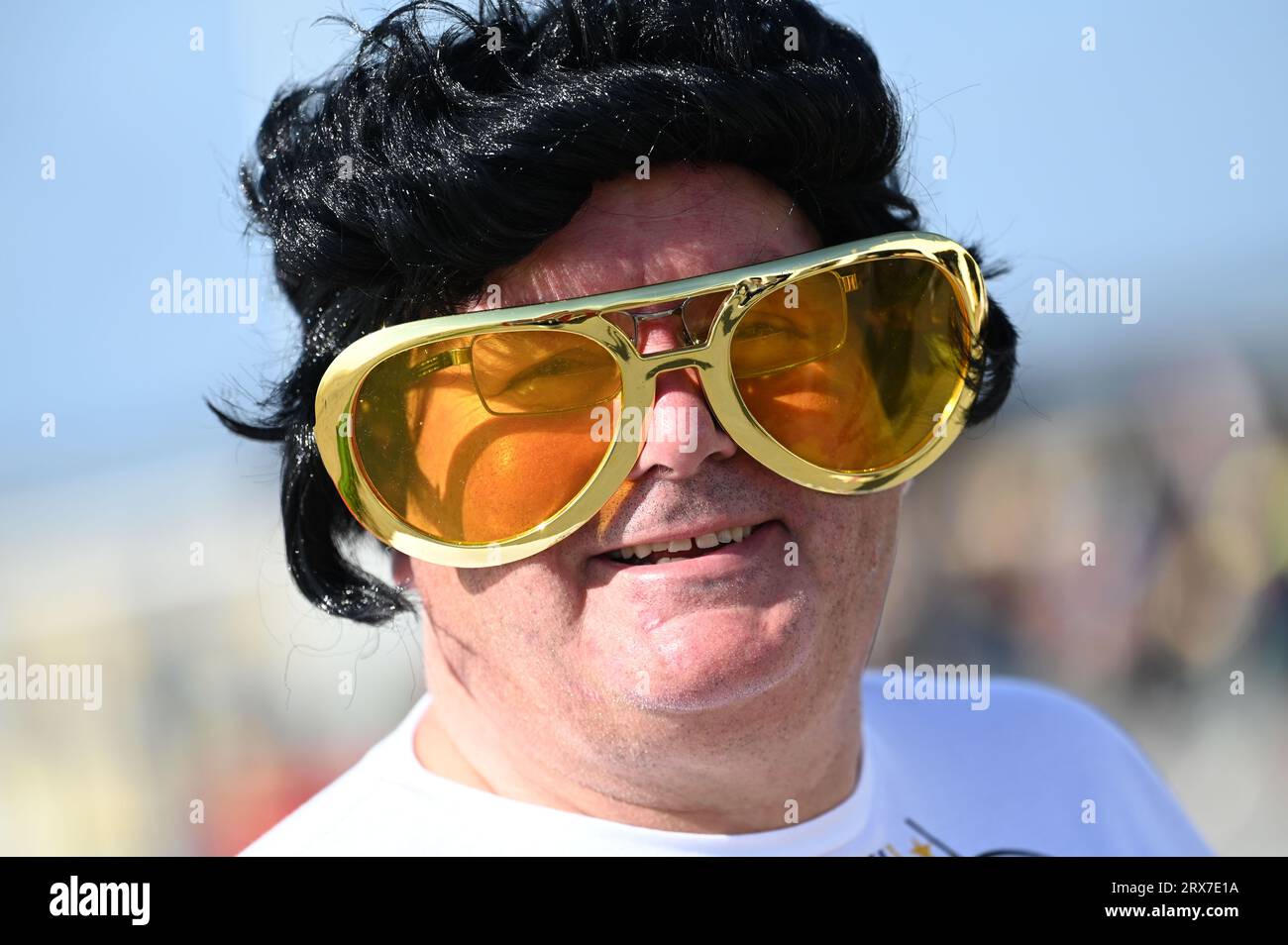 Elvis, Simon Gray da Newport all'annuale Elvis Festival di Porthcawl, che si tiene nel fine settimana. L'evento è il più grande festival di Elvis in Europa e vede più di 40.000 persone convergere nella piccola cittadina di mare gallese per celebrare la vita e la musica del "Re". Il festival è iniziato nel 2004, ma è cresciuto in modo massiccio con gli impersonatori di Elvis che viaggiano da tutto il mondo per partecipare. Foto Stock Elvis, Simon Gray da Newport all'annuale Elvis Festival di Porthcawl, che si tiene nel fine settimana. L'evento è il più grande festival di Elvis in Europa e vede più di 40.000 persone convergere nella piccola cittadina di mare gallese per celebrare la vita e la musica del "Re". Il festival è iniziato nel 2004, ma è cresciuto in modo massiccio con gli impersonatori di Elvis che viaggiano da tutto il mondo per partecipare. Foto Stock