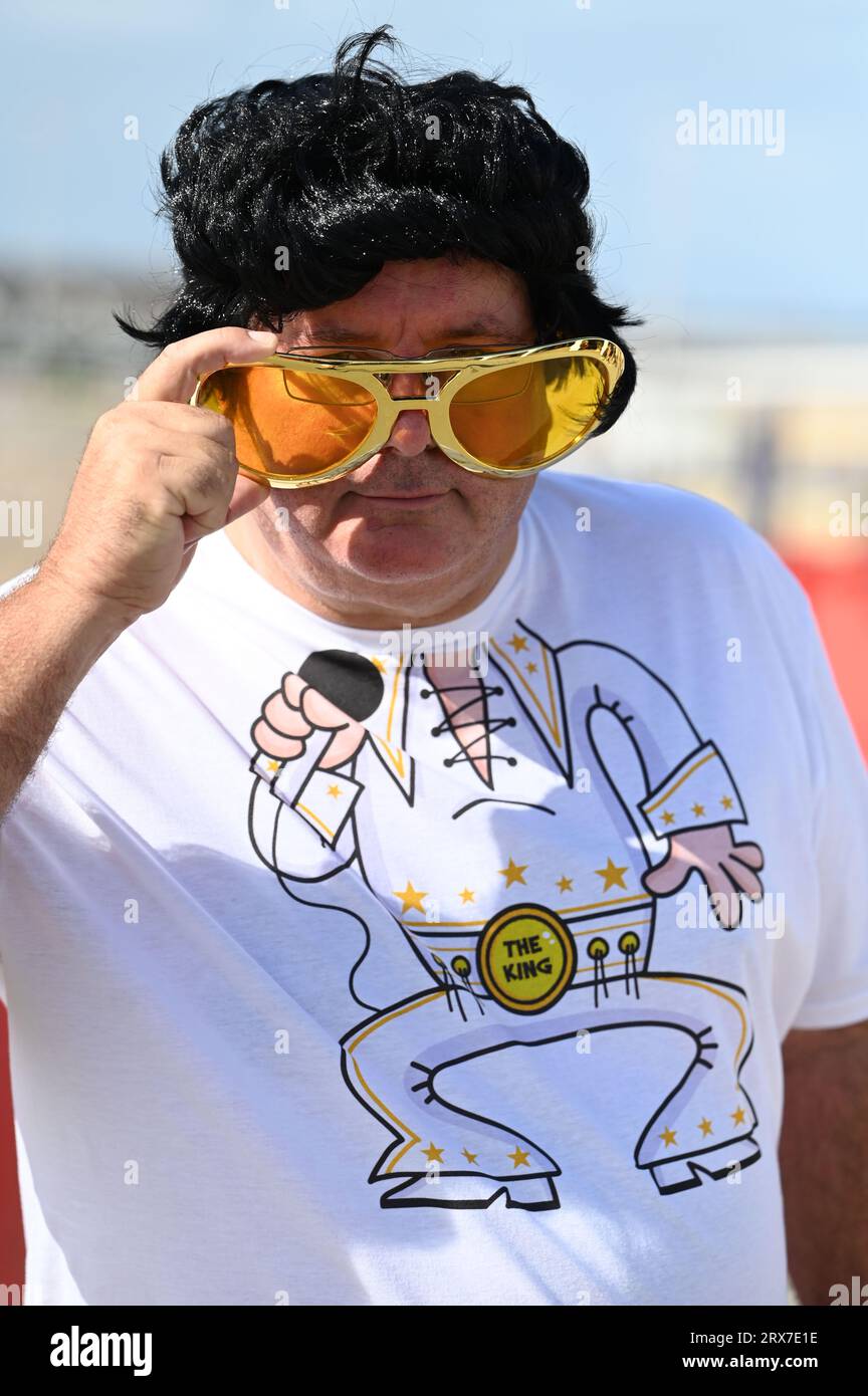 Elvis, Simon Gray da Newport all'annuale Elvis Festival di Porthcawl, che si tiene nel fine settimana. L'evento è il più grande festival di Elvis in Europa e vede più di 40.000 persone convergere nella piccola cittadina di mare gallese per celebrare la vita e la musica del "Re". Il festival è iniziato nel 2004, ma è cresciuto in modo massiccio con gli impersonatori di Elvis che viaggiano da tutto il mondo per partecipare. Foto Stock Elvis, Simon Gray da Newport all'annuale Elvis Festival di Porthcawl, che si tiene nel fine settimana. L'evento è il più grande festival di Elvis in Europa e vede più di 40.000 persone convergere nella piccola cittadina di mare gallese per celebrare la vita e la musica del "Re". Il festival è iniziato nel 2004, ma è cresciuto in modo massiccio con gli impersonatori di Elvis che viaggiano da tutto il mondo per partecipare. Foto Stock