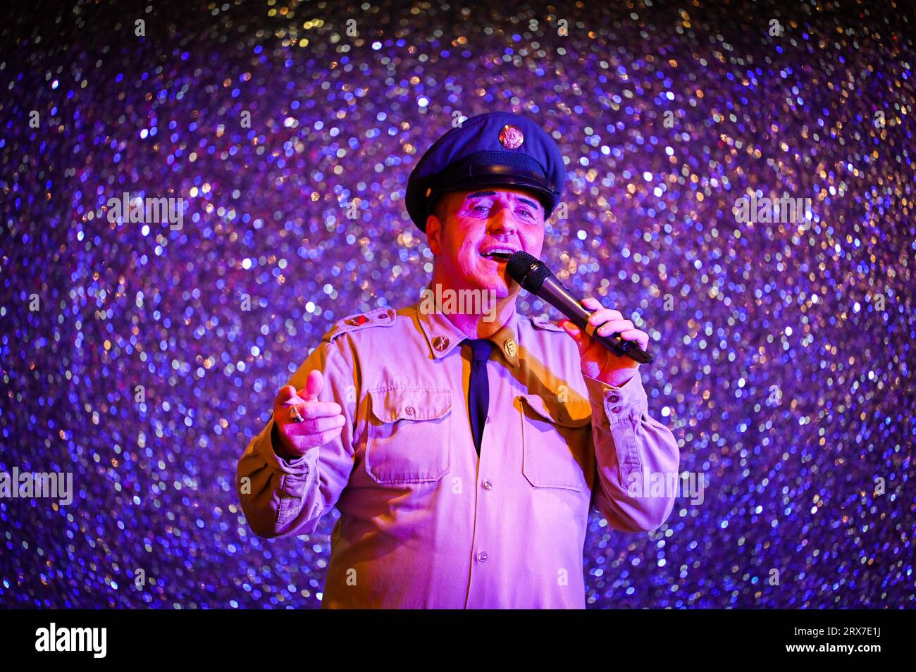 L'artista di Elvis, Jamies Warren di Aberbargoed, all'annuale Elvis Festival di Porthcawl, che si tiene nel fine settimana. L'evento è il più grande festival di Elvis in Europa e vede più di 40.000 persone convergere nella piccola cittadina di mare gallese per celebrare la vita e la musica del "Re". Il festival è iniziato nel 2004, ma è cresciuto in modo massiccio con gli impersonatori di Elvis che viaggiano da tutto il mondo per partecipare. Foto Stock L'artista di Elvis, Jamies Warren di Aberbargoed, all'annuale Elvis Festival di Porthcawl, che si tiene nel fine settimana. L'evento è il più grande festival di Elvis in Europa e vede più di 40.000 persone convergere nella piccola cittadina di mare gallese per celebrare la vita e la musica del "Re". Il festival è iniziato nel 2004, ma è cresciuto in modo massiccio con gli impersonatori di Elvis che viaggiano da tutto il mondo per partecipare. Foto Stock