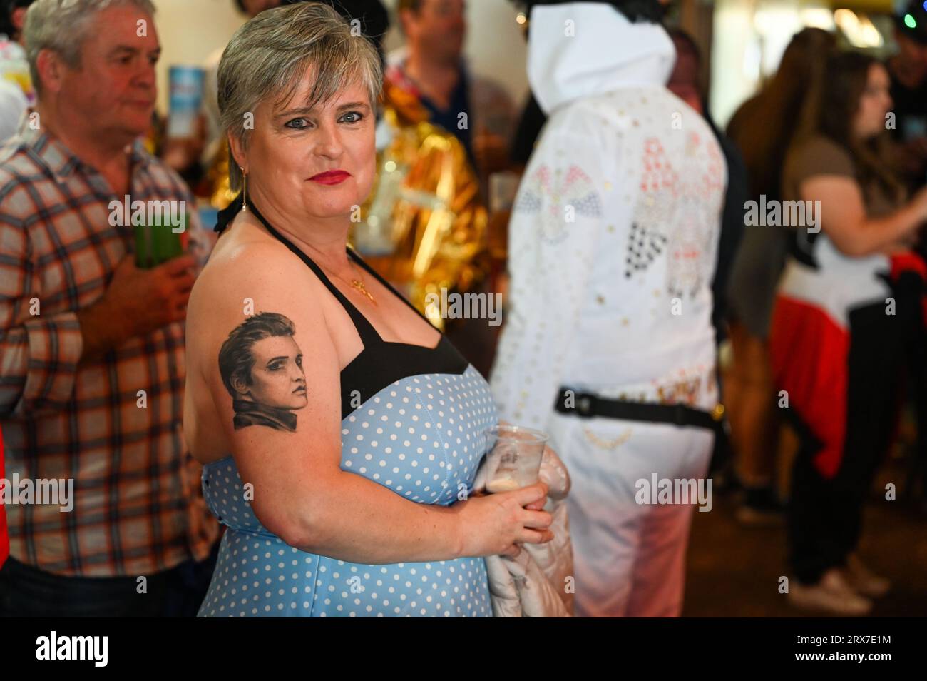 Fan di Elvis, Delma mostra il suo tatuaggio all'annuale Elvis Festival di Porthcawl, che si tiene nel fine settimana. L'evento è il più grande festival di Elvis in Europa e vede più di 40.000 persone convergere nella piccola cittadina di mare gallese per celebrare la vita e la musica del "Re". Il festival è iniziato nel 2004, ma è cresciuto in modo massiccio con gli impersonatori di Elvis che viaggiano da tutto il mondo per partecipare. Foto Stock Fan di Elvis, Delma mostra il suo tatuaggio all'annuale Elvis Festival di Porthcawl, che si tiene nel fine settimana. L'evento è il più grande festival di Elvis in Europa e vede più di 40.000 persone convergere nella piccola cittadina di mare gallese per celebrare la vita e la musica del "Re". Il festival è iniziato nel 2004, ma è cresciuto in modo massiccio con gli impersonatori di Elvis che viaggiano da tutto il mondo per partecipare. Foto Stock