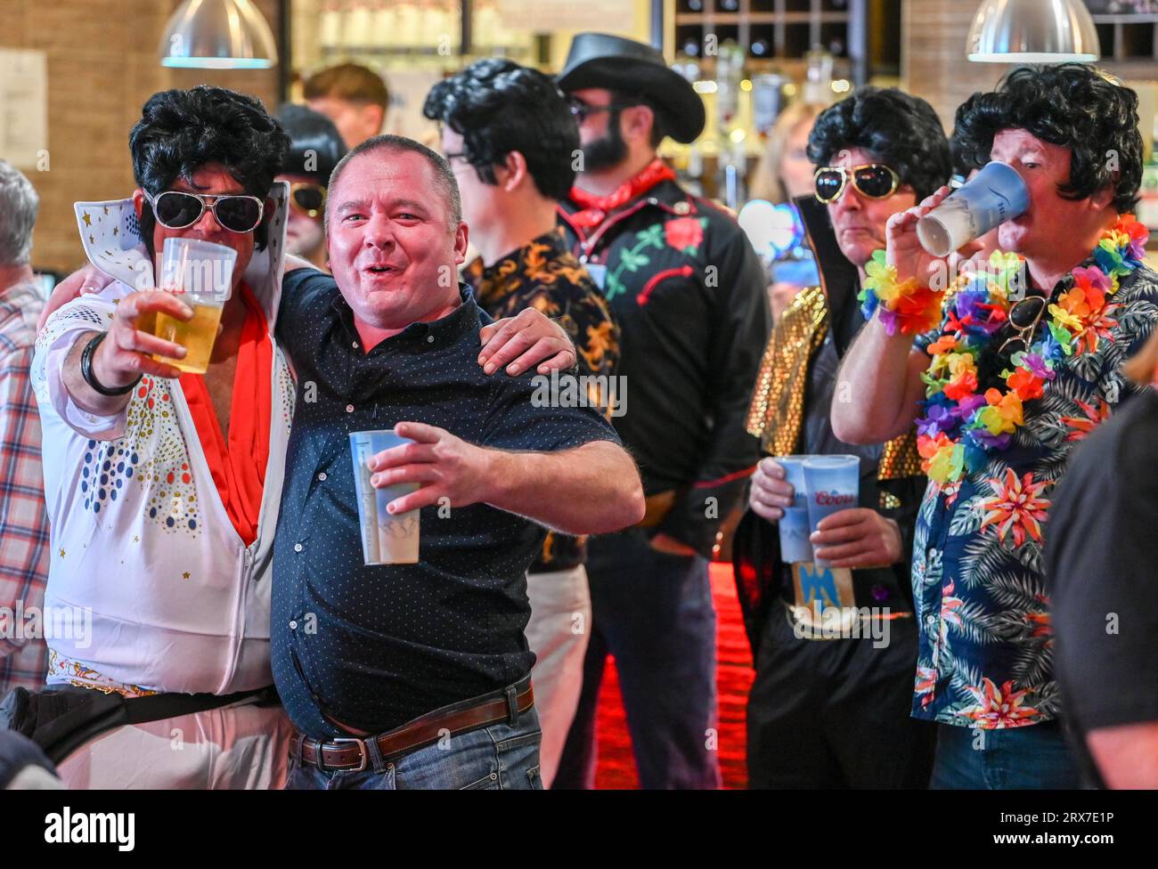 Elvises all'annuale Elvis Festival di Porthcawl, che si tiene durante il fine settimana. L'evento è il più grande festival di Elvis in Europa e vede più di 40.000 persone convergere nella piccola cittadina di mare gallese per celebrare la vita e la musica del "Re". Il festival è iniziato nel 2004, ma è cresciuto in modo massiccio con gli impersonatori di Elvis che viaggiano da tutto il mondo per partecipare. Foto Stock Elvises all'annuale Elvis Festival di Porthcawl, che si tiene durante il fine settimana. L'evento è il più grande festival di Elvis in Europa e vede più di 40.000 persone convergere nella piccola cittadina di mare gallese per celebrare la vita e la musica del "Re". Il festival è iniziato nel 2004, ma è cresciuto in modo massiccio con gli impersonatori di Elvis che viaggiano da tutto il mondo per partecipare. Foto Stock