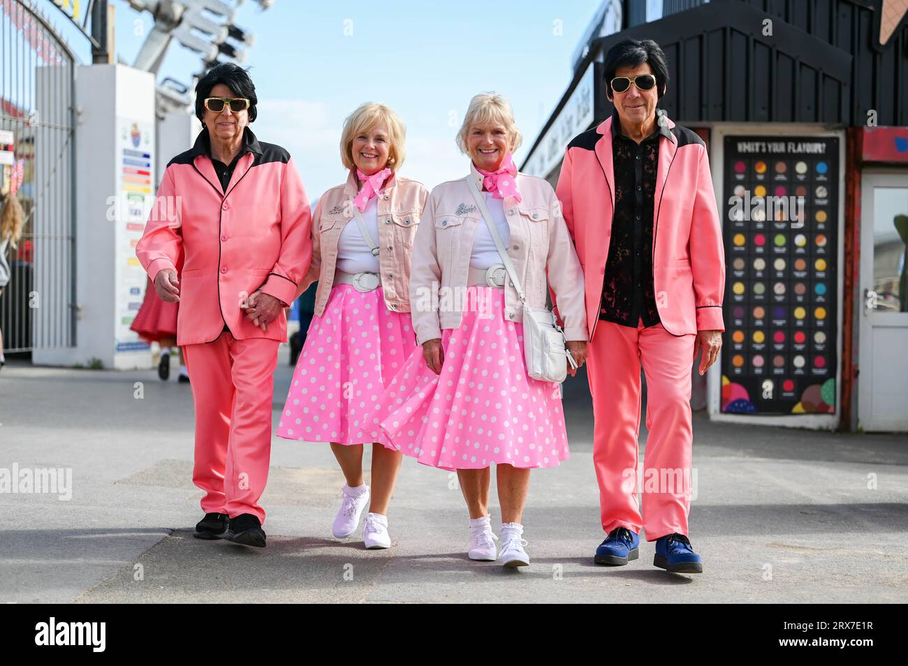 I fan di Elvis all'annuale Elvis Festival di Porthcawl che si tiene durante il fine settimana. L'evento è il più grande festival di Elvis in Europa e vede più di 40.000 persone convergere nella piccola cittadina di mare gallese per celebrare la vita e la musica del "Re". Il festival è iniziato nel 2004, ma è cresciuto in modo massiccio con gli impersonatori di Elvis che viaggiano da tutto il mondo per partecipare. Foto Stock I fan di Elvis all'annuale Elvis Festival di Porthcawl che si tiene durante il fine settimana. L'evento è il più grande festival di Elvis in Europa e vede più di 40.000 persone convergere nella piccola cittadina di mare gallese per celebrare la vita e la musica del "Re". Il festival è iniziato nel 2004, ma è cresciuto in modo massiccio con gli impersonatori di Elvis che viaggiano da tutto il mondo per partecipare. Foto Stock