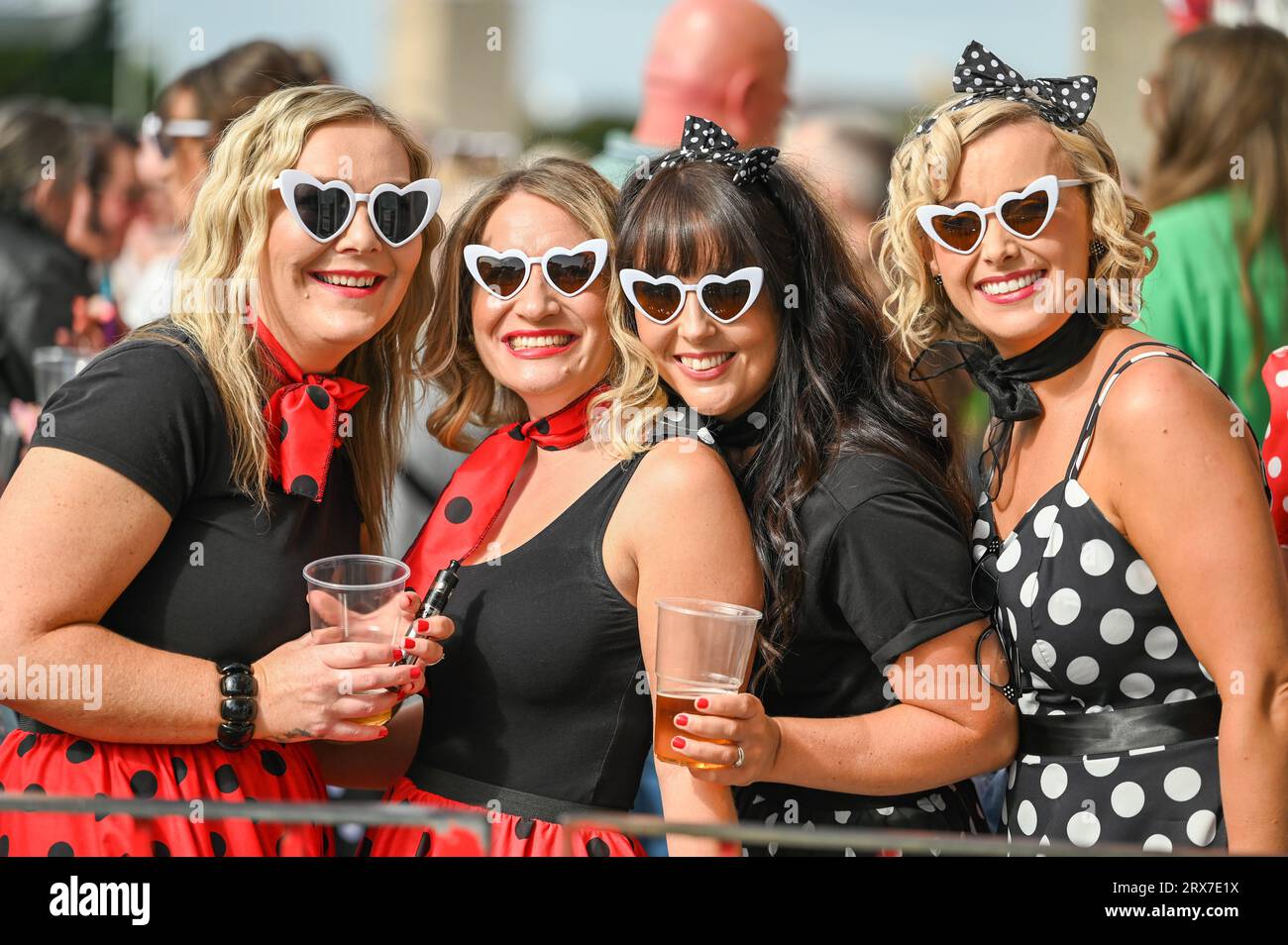 I fan di Elvis all'annuale Elvis Festival di Porthcawl che si tiene durante il fine settimana. L'evento è il più grande festival di Elvis in Europa e vede più di 40.000 persone convergere nella piccola cittadina di mare gallese per celebrare la vita e la musica del "Re". Il festival è iniziato nel 2004, ma è cresciuto in modo massiccio con gli impersonatori di Elvis che viaggiano da tutto il mondo per partecipare. Foto Stock I fan di Elvis all'annuale Elvis Festival di Porthcawl che si tiene durante il fine settimana. L'evento è il più grande festival di Elvis in Europa e vede più di 40.000 persone convergere nella piccola cittadina di mare gallese per celebrare la vita e la musica del "Re". Il festival è iniziato nel 2004, ma è cresciuto in modo massiccio con gli impersonatori di Elvis che viaggiano da tutto il mondo per partecipare. Foto Stock