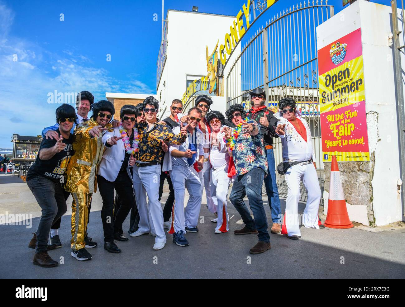 Elvises all'annuale Elvis Festival di Porthcawl, che si tiene durante il fine settimana. L'evento è il più grande festival di Elvis in Europa e vede più di 40.000 persone convergere nella piccola cittadina di mare gallese per celebrare la vita e la musica del "Re". Il festival è iniziato nel 2004, ma è cresciuto in modo massiccio con gli impersonatori di Elvis che viaggiano da tutto il mondo per partecipare. Foto Stock Elvises all'annuale Elvis Festival di Porthcawl, che si tiene durante il fine settimana. L'evento è il più grande festival di Elvis in Europa e vede più di 40.000 persone convergere nella piccola cittadina di mare gallese per celebrare la vita e la musica del "Re". Il festival è iniziato nel 2004, ma è cresciuto in modo massiccio con gli impersonatori di Elvis che viaggiano da tutto il mondo per partecipare. Foto Stock