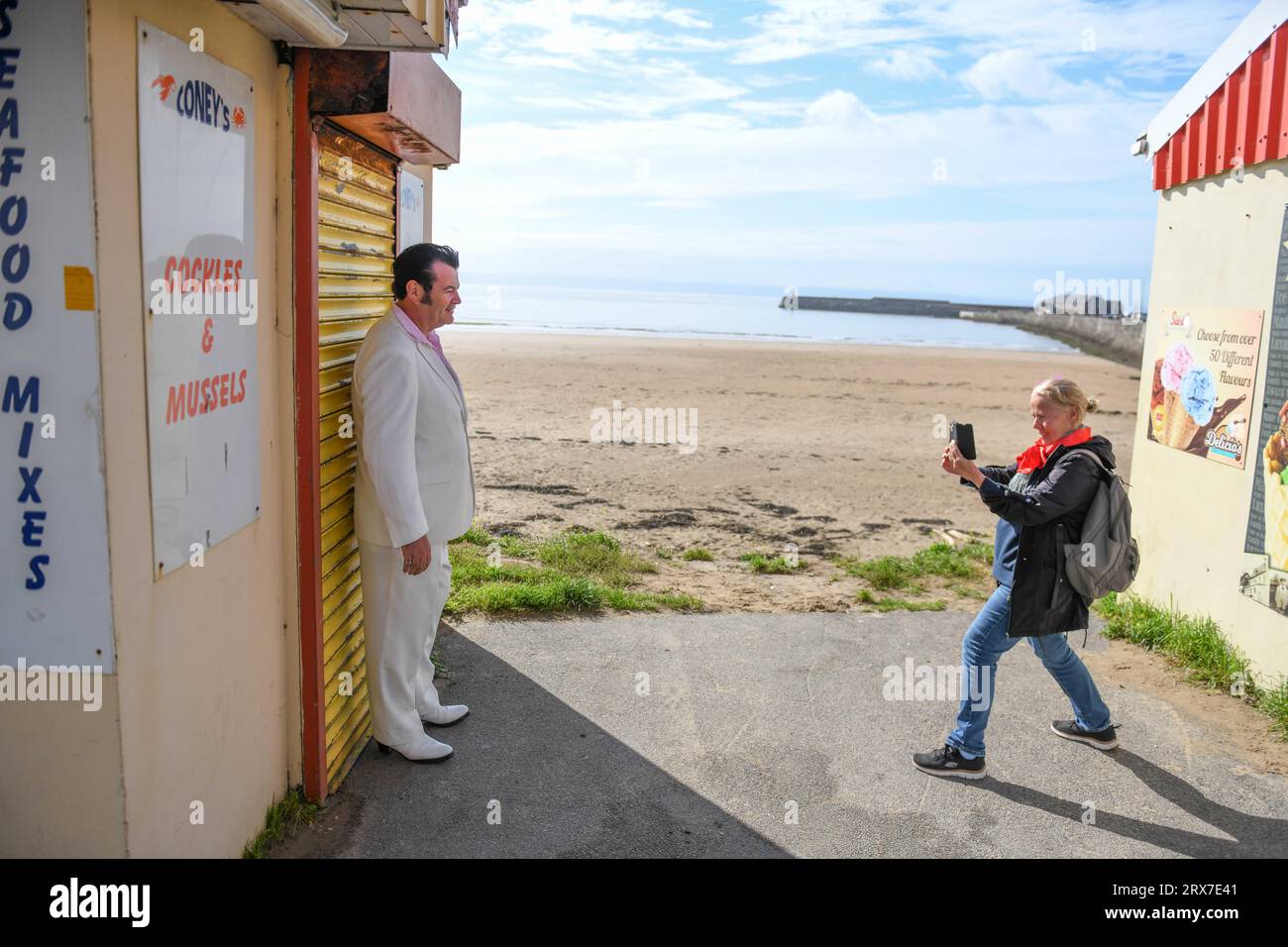 All'annuale Elvis 'Nigel Elvis' viene fotografato al Festival Elvis di Porthcawl, che si svolge nel fine settimana. L'evento è il più grande festival di Elvis in Europa e vede più di 40.000 persone convergere nella piccola cittadina di mare gallese per celebrare la vita e la musica del "Re". Il festival è iniziato nel 2004, ma è cresciuto in modo massiccio con gli impersonatori di Elvis che viaggiano da tutto il mondo per partecipare. Foto Stock All'annuale Elvis 'Nigel Elvis' viene fotografato al Festival Elvis di Porthcawl, che si svolge nel fine settimana. L'evento è il più grande festival di Elvis in Europa e vede più di 40.000 persone convergere nella piccola cittadina di mare gallese per celebrare la vita e la musica del "Re". Il festival è iniziato nel 2004, ma è cresciuto in modo massiccio con gli impersonatori di Elvis che viaggiano da tutto il mondo per partecipare. Foto Stock
