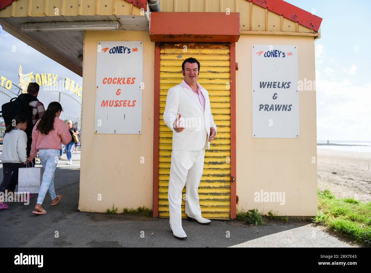 "Nigel Elvis" all'annuale Elvis Festival di Porthcawl, che si svolge nel fine settimana. L'evento è il più grande festival di Elvis in Europa e vede più di 40.000 persone convergere nella piccola cittadina di mare gallese per celebrare la vita e la musica del "Re". Il festival è iniziato nel 2004, ma è cresciuto in modo massiccio con gli impersonatori di Elvis che viaggiano da tutto il mondo per partecipare. Foto Stock "Nigel Elvis" all'annuale Elvis Festival di Porthcawl, che si svolge nel fine settimana. L'evento è il più grande festival di Elvis in Europa e vede più di 40.000 persone convergere nella piccola cittadina di mare gallese per celebrare la vita e la musica del "Re". Il festival è iniziato nel 2004, ma è cresciuto in modo massiccio con gli impersonatori di Elvis che viaggiano da tutto il mondo per partecipare. Foto Stock