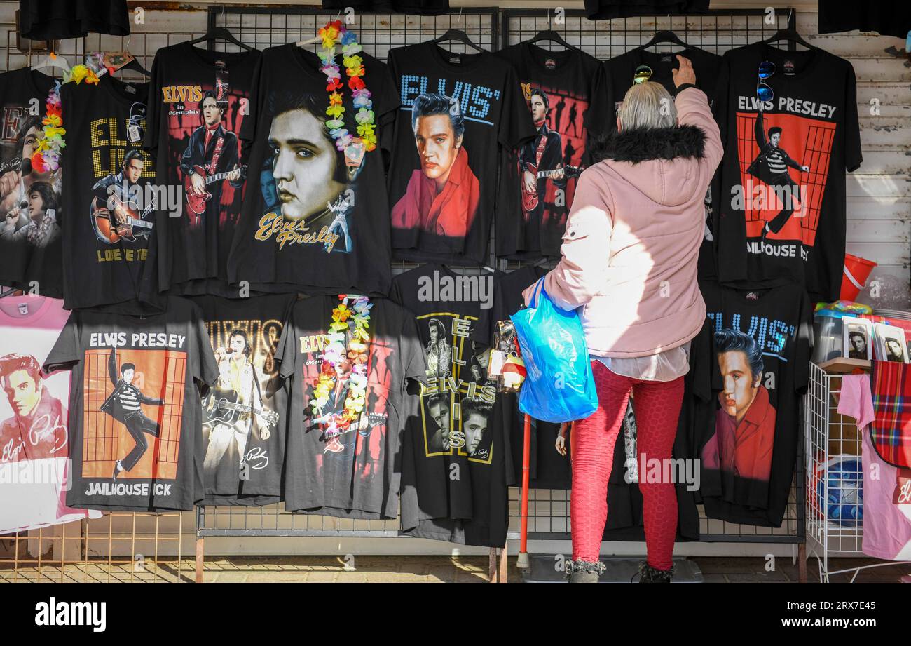 T-shirt Elvis in vendita all'annuale Elvis Festival di Porthcawl, che si svolge nel fine settimana. L'evento è il più grande festival di Elvis in Europa e vede più di 40.000 persone convergere nella piccola cittadina di mare gallese per celebrare la vita e la musica del "Re". Il festival è iniziato nel 2004, ma è cresciuto in modo massiccio con gli impersonatori di Elvis che viaggiano da tutto il mondo per partecipare. Foto Stock T-shirt Elvis in vendita all'annuale Elvis Festival di Porthcawl, che si svolge nel fine settimana. L'evento è il più grande festival di Elvis in Europa e vede più di 40.000 persone convergere nella piccola cittadina di mare gallese per celebrare la vita e la musica del "Re". Il festival è iniziato nel 2004, ma è cresciuto in modo massiccio con gli impersonatori di Elvis che viaggiano da tutto il mondo per partecipare. Foto Stock
