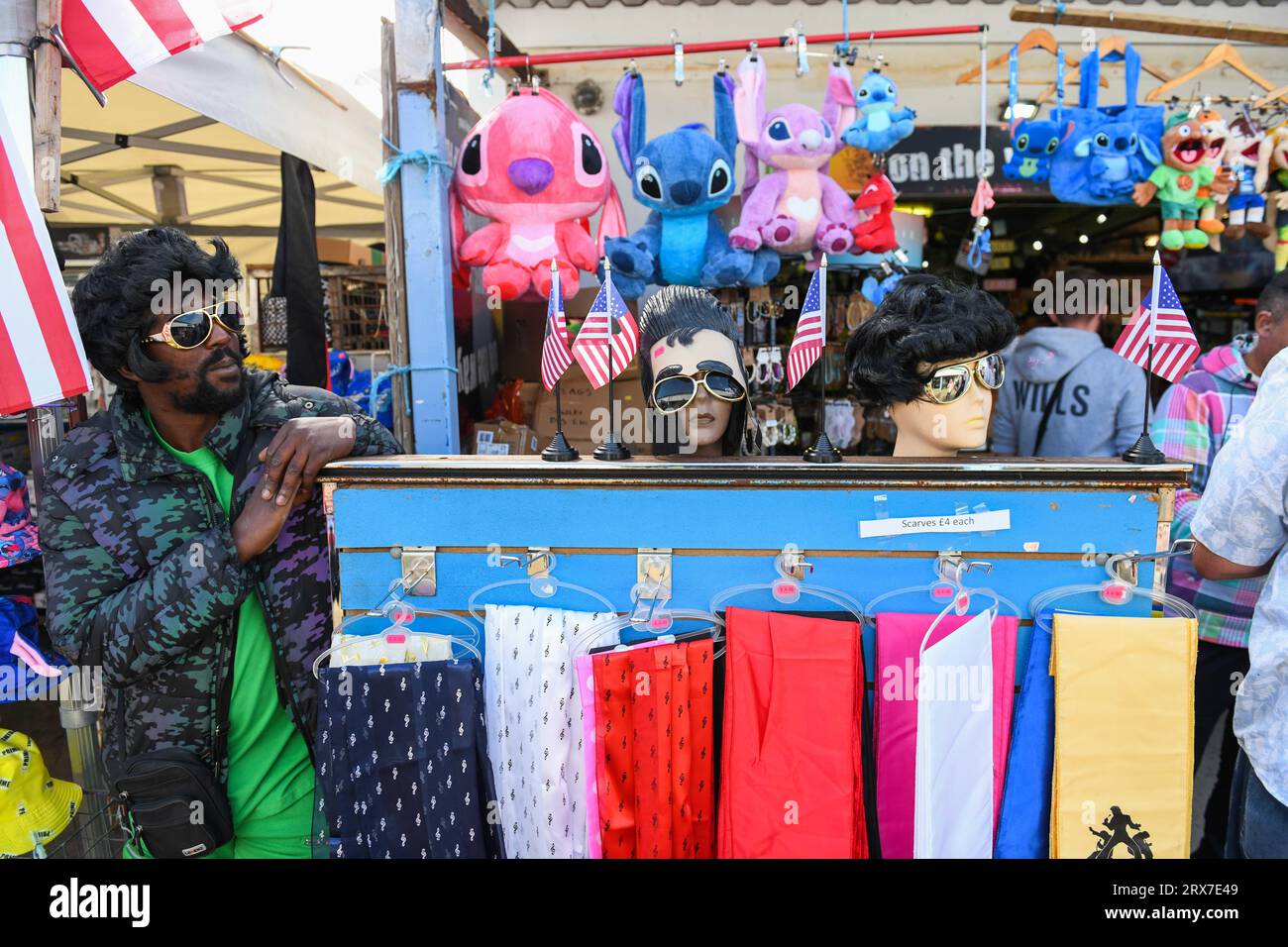 Una bancarella di merci Elvis all'annuale Elvis Festival di Porthcawl che si tiene nel fine settimana. L'evento è il più grande festival di Elvis in Europa e vede più di 40.000 persone convergere nella piccola cittadina di mare gallese per celebrare la vita e la musica del "Re". Il festival è iniziato nel 2004, ma è cresciuto in modo massiccio con gli impersonatori di Elvis che viaggiano da tutto il mondo per partecipare. Foto Stock Una bancarella di merci Elvis all'annuale Elvis Festival di Porthcawl che si tiene nel fine settimana. L'evento è il più grande festival di Elvis in Europa e vede più di 40.000 persone convergere nella piccola cittadina di mare gallese per celebrare la vita e la musica del "Re". Il festival è iniziato nel 2004, ma è cresciuto in modo massiccio con gli impersonatori di Elvis che viaggiano da tutto il mondo per partecipare. Foto Stock