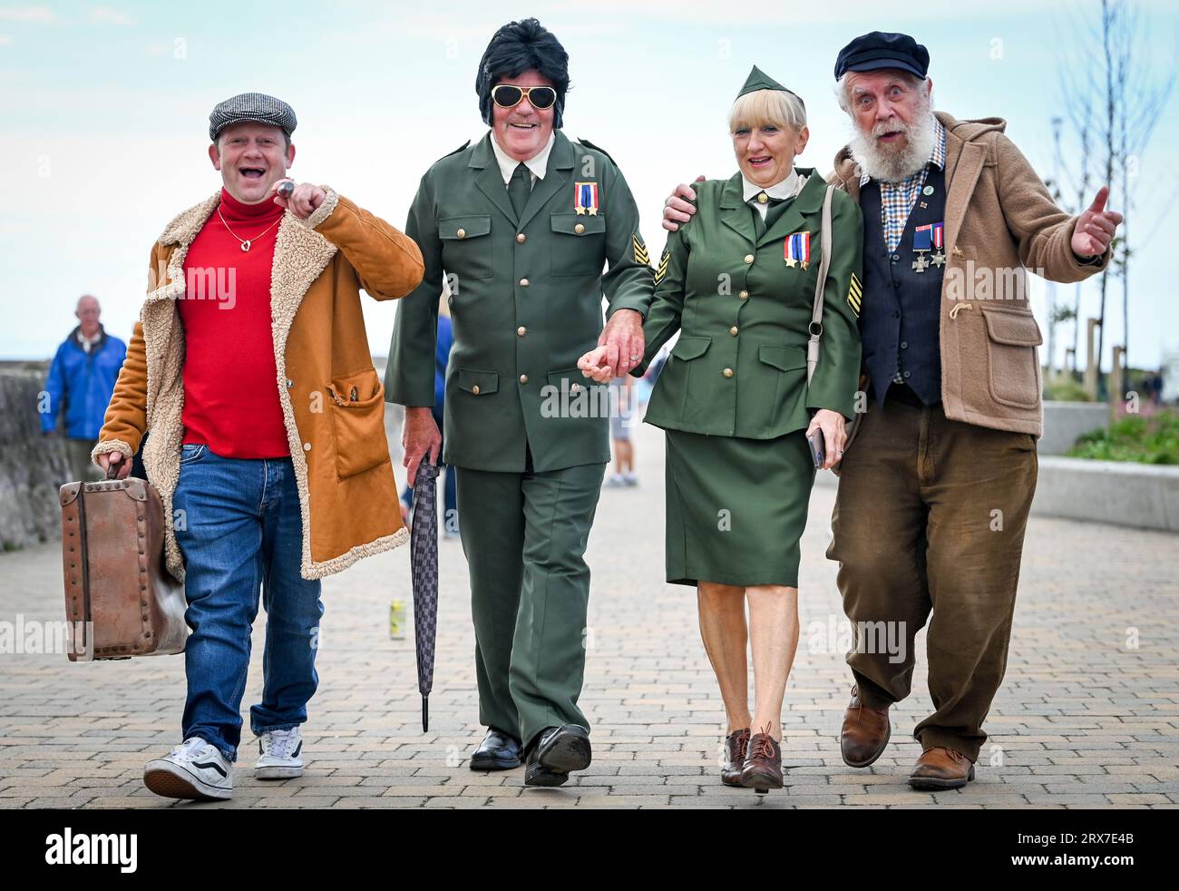 Gi Joe Elvises, Steve e Gillian nella foto con l'unica band di sciocchi e cavalli, i Welsh Trotters, i membri Matthew Colwill come del Boy e Phil Lewis come zio Albert, all'annuale Elvis Festival di Porthcawl che si tiene nel fine settimana. L'evento è il più grande festival di Elvis in Europa e vede più di 40.000 persone convergere nella piccola cittadina di mare gallese per celebrare la vita e la musica del "Re". Il festival è iniziato nel 2004, ma è cresciuto in modo massiccio con gli impersonatori di Elvis che viaggiano da tutto il mondo per partecipare. Foto Stock Gi Joe Elvises, Steve e Gillian nella foto con l'unica band di sciocchi e cavalli, i Welsh Trotters, i membri Matthew Colwill come del Boy e Phil Lewis come zio Albert, all'annuale Elvis Festival di Porthcawl che si tiene nel fine settimana. L'evento è il più grande festival di Elvis in Europa e vede più di 40.000 persone convergere nella piccola cittadina di mare gallese per celebrare la vita e la musica del "Re". Il festival è iniziato nel 2004, ma è cresciuto in modo massiccio con gli impersonatori di Elvis che viaggiano da tutto il mondo per partecipare. Foto Stock