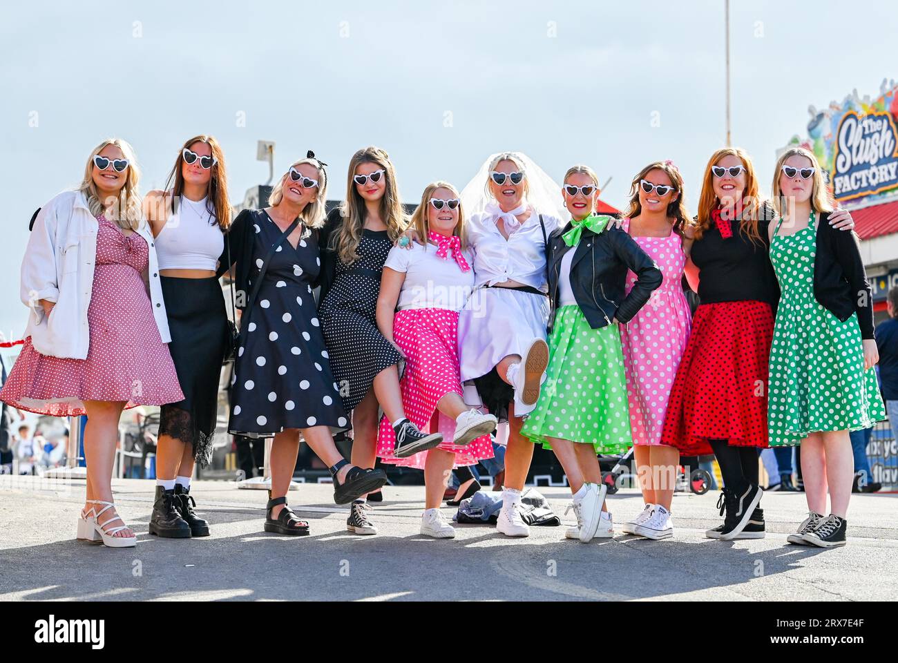 Un gruppo di donne all'annuale Elvis Festival di Porthcawl che si tiene durante il fine settimana. L'evento è il più grande festival di Elvis in Europa e vede più di 40.000 persone convergere nella piccola cittadina di mare gallese per celebrare la vita e la musica del "Re". Il festival è iniziato nel 2004, ma è cresciuto in modo massiccio con gli impersonatori di Elvis che viaggiano da tutto il mondo per partecipare. Foto Stock Un gruppo di donne all'annuale Elvis Festival di Porthcawl che si tiene durante il fine settimana. L'evento è il più grande festival di Elvis in Europa e vede più di 40.000 persone convergere nella piccola cittadina di mare gallese per celebrare la vita e la musica del "Re". Il festival è iniziato nel 2004, ma è cresciuto in modo massiccio con gli impersonatori di Elvis che viaggiano da tutto il mondo per partecipare. Foto Stock