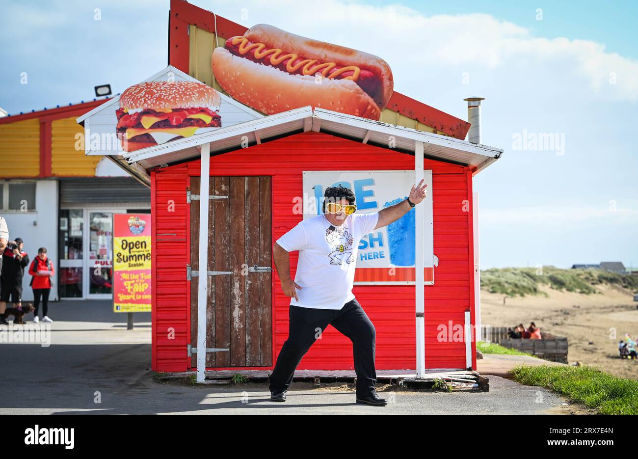 Elvis, Simon Gray da Newport all'annuale Elvis Festival di Porthcawl, che si tiene nel fine settimana. L'evento è il più grande festival di Elvis in Europa e vede più di 40.000 persone convergere nella piccola cittadina di mare gallese per celebrare la vita e la musica del "Re". Il festival è iniziato nel 2004, ma è cresciuto in modo massiccio con gli impersonatori di Elvis che viaggiano da tutto il mondo per partecipare. Foto Stock Elvis, Simon Gray da Newport all'annuale Elvis Festival di Porthcawl, che si tiene nel fine settimana. L'evento è il più grande festival di Elvis in Europa e vede più di 40.000 persone convergere nella piccola cittadina di mare gallese per celebrare la vita e la musica del "Re". Il festival è iniziato nel 2004, ma è cresciuto in modo massiccio con gli impersonatori di Elvis che viaggiano da tutto il mondo per partecipare. Foto Stock
