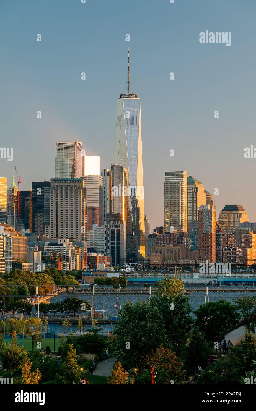 La vista da Little Island è sull'Hudson River Park, molo 55 a Manhattan. C'è un grande spazio piublic che è visitabile gratuitamente. Iconico cielo di Manhattan Foto Stock
