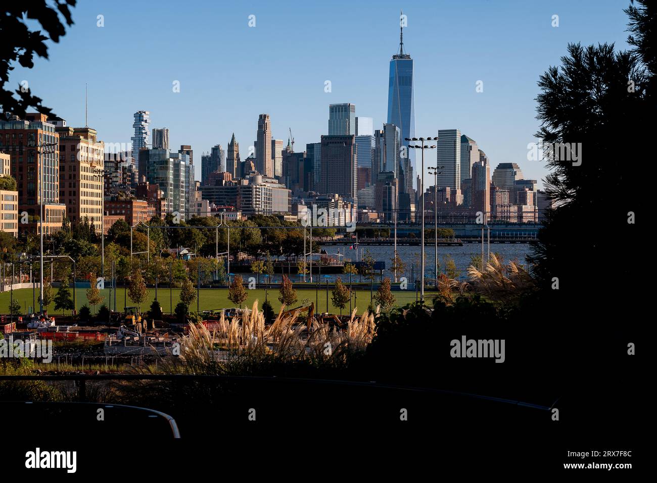 La vista da Little Island è sull'Hudson River Park, molo 55 a Manhattan. C'è un grande spazio piublic che è visitabile gratuitamente. Iconico cielo di Manhattan Foto Stock