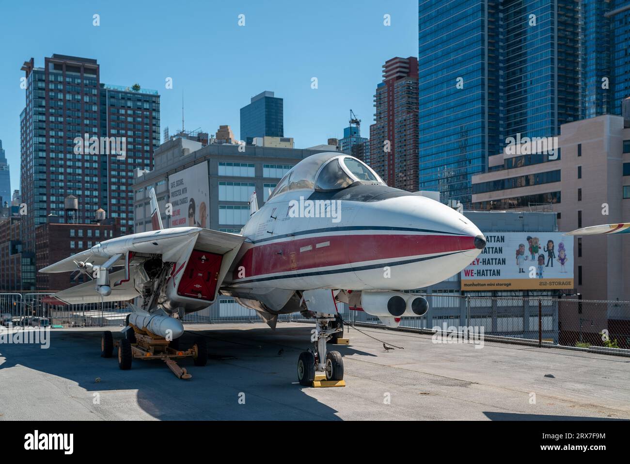 15.09.23. USA, NYC. Famosa zattera nel museo Intrepid Sea, Air & Space. Mostra di aerei iconici a East River, Manhattan. Foto Stock