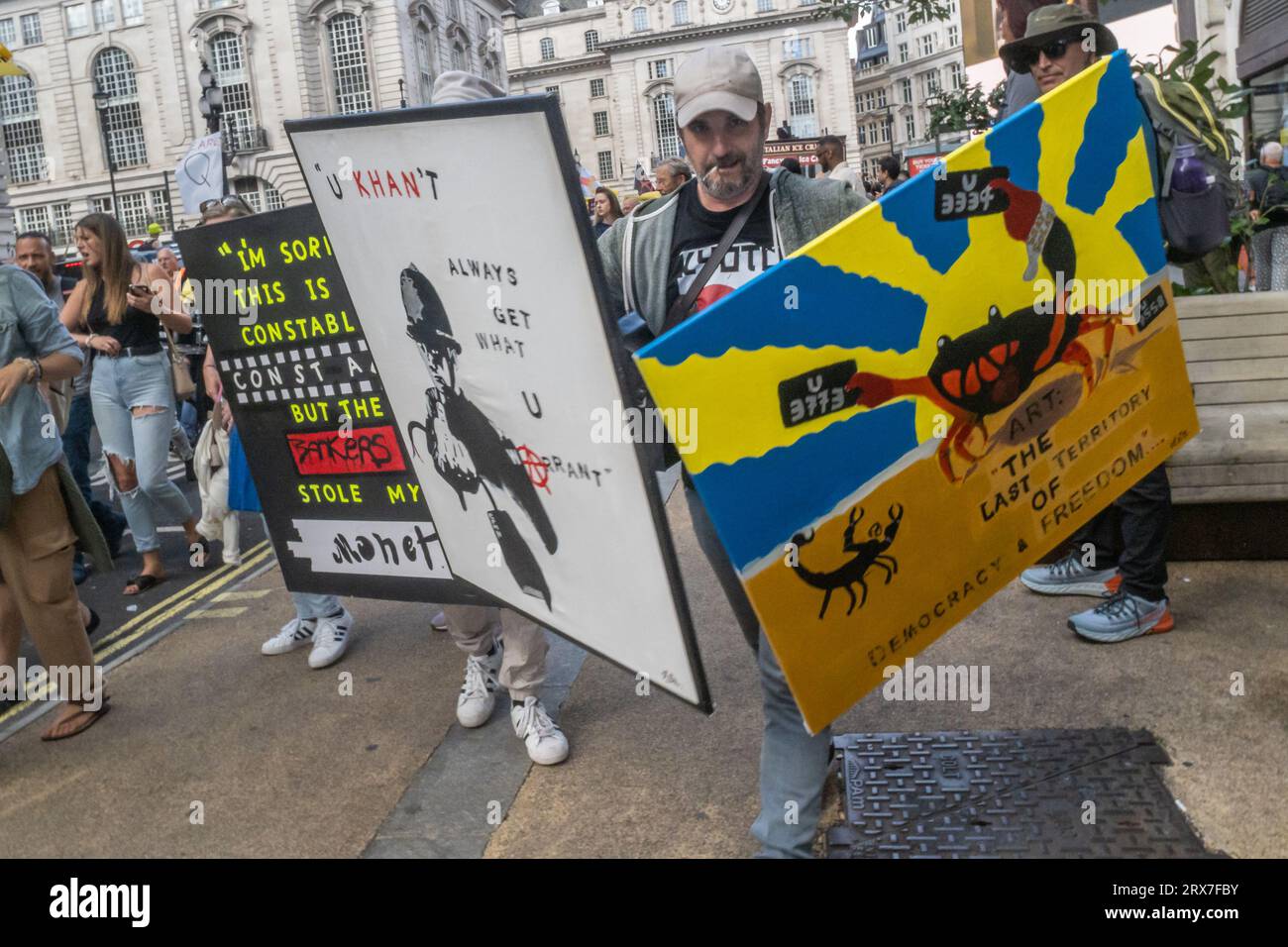 Londra, Regno Unito. 23 settembre 2023. Più di un migliaio di persone hanno marciato da Hyde Park nel World Wide Rally per la libertà di parola, movimento, assemblea, salute e scelta. La marcia includeva molti anti-vaxxer, negatori del cambiamento climatico e altri, ma era dominata da coloro che condannavano l'espansione ULEZ del sindaco di Londra Sadiq Khan per includere tutta Londra. Chiesero che questo e altri controlli tirannici del governo non fossero rispettati in massa. Peter Marshall/Alamy Live News Foto Stock