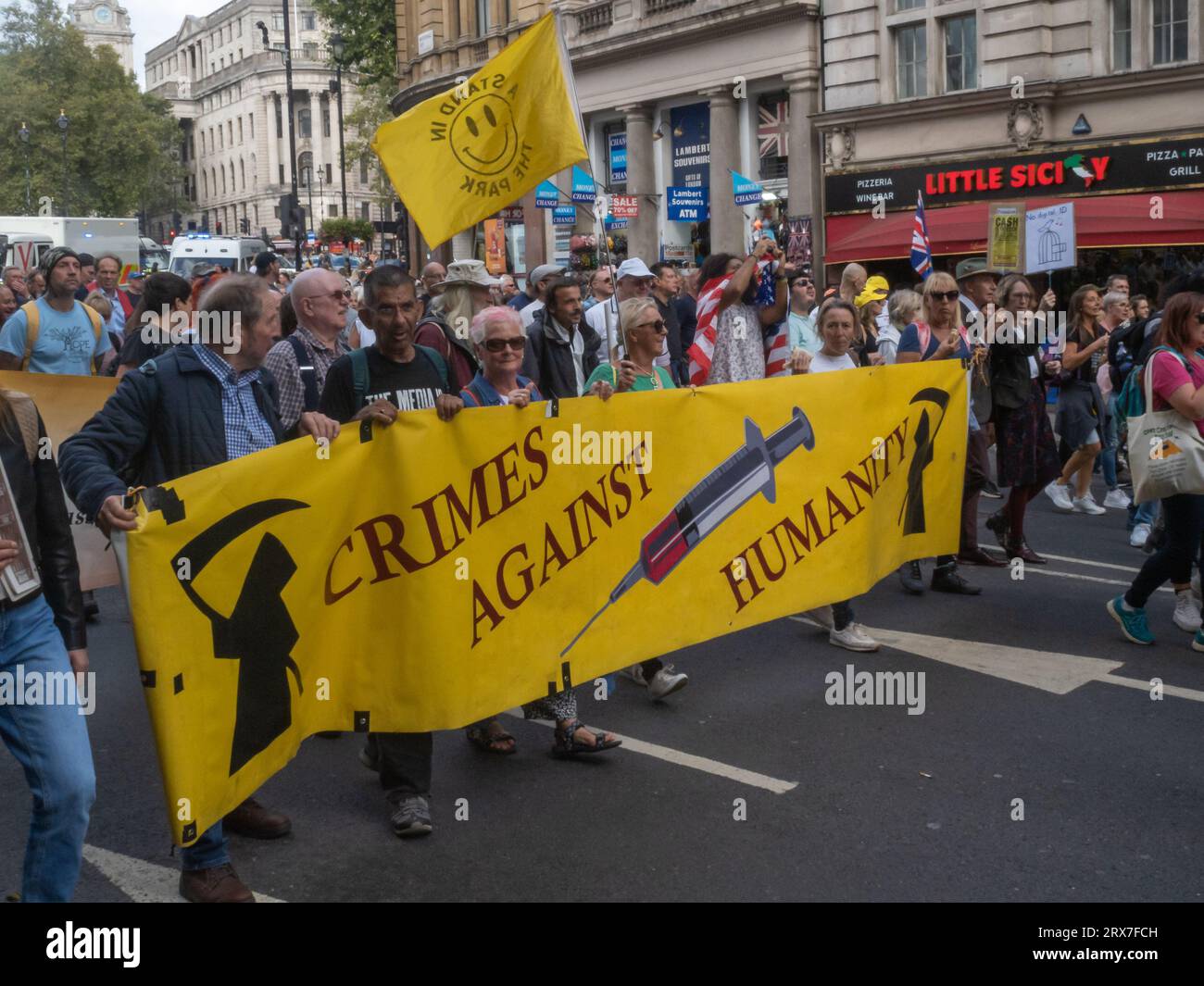 Londra, Regno Unito. 23 settembre 2023. Più di un migliaio di persone hanno marciato da Hyde Park nel World Wide Rally per la libertà di parola, movimento, assemblea, salute e scelta. La marcia includeva molti anti-vaxxer, negatori del cambiamento climatico e altri, ma era dominata da coloro che condannavano l'espansione ULEZ del sindaco di Londra Sadiq Khan per includere tutta Londra. Chiesero che questo e altri controlli tirannici del governo non fossero rispettati in massa. Peter Marshall/Alamy Live News Foto Stock