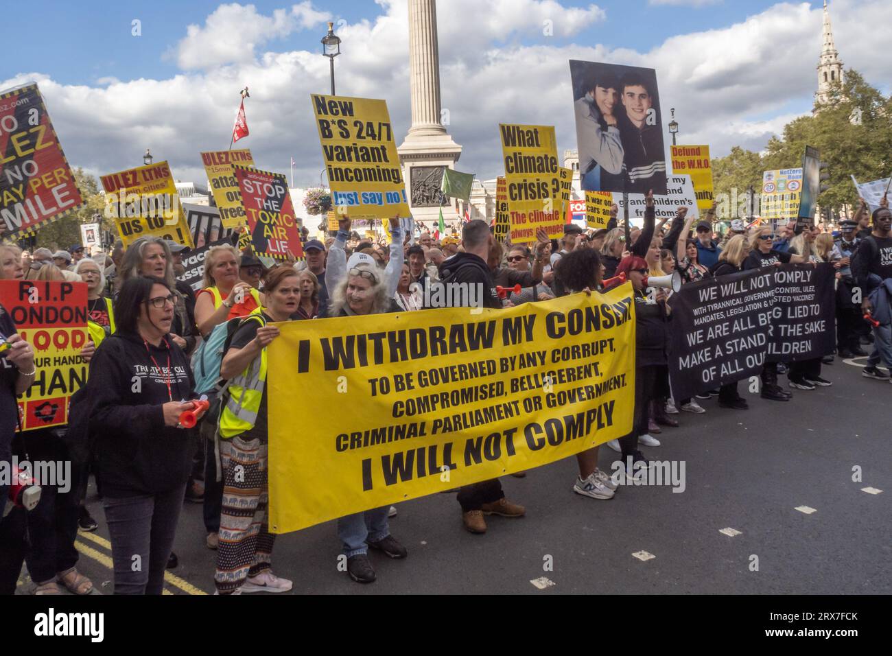 Londra, Regno Unito. 23 settembre 2023. Più di un migliaio di persone hanno marciato da Hyde Park nel World Wide Rally per la libertà di parola, movimento, assemblea, salute e scelta. La marcia includeva molti anti-vaxxer, negatori del cambiamento climatico e altri, ma era dominata da coloro che condannavano l'espansione ULEZ del sindaco di Londra Sadiq Khan per includere tutta Londra. Chiesero che questo e altri controlli tirannici del governo non fossero rispettati in massa. Peter Marshall/Alamy Live News Foto Stock