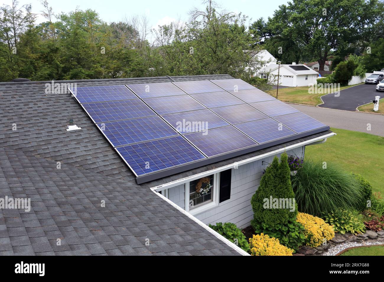 Pannelli solari sul tetto per abitazioni residenziali, Long Island, NY Foto Stock