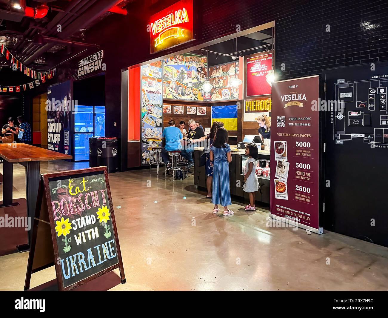 New York, NY - US - 17 settembre 2023 Vista interna del Veselka Essex, un ristorante che serve fast food ucraino tradizionale all'interno del mercato Essex Foto Stock