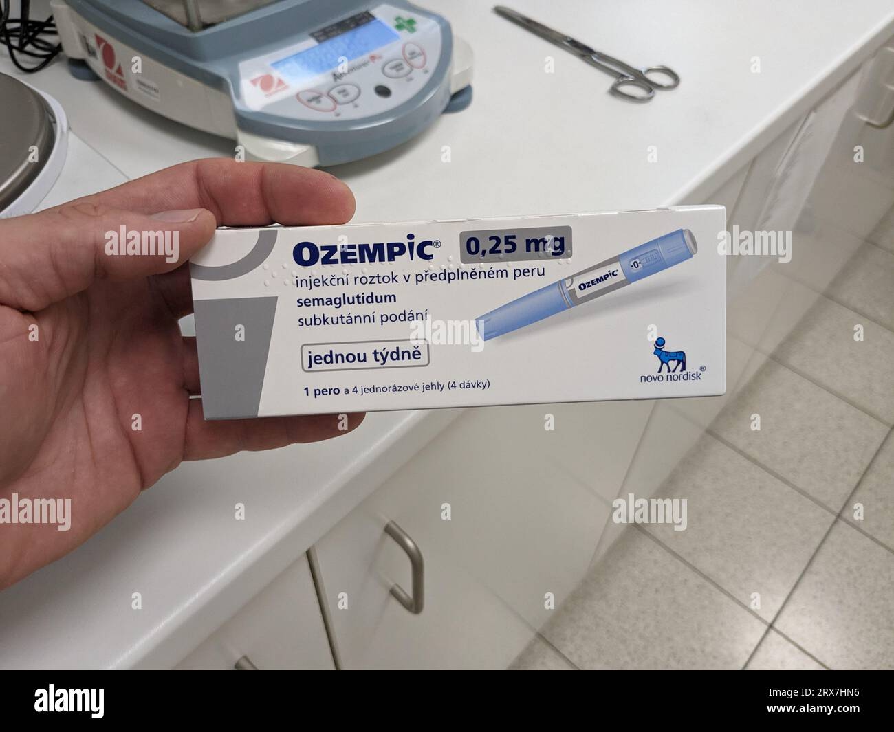 Praga, repubblica Ceca - 22 giugno 2023: Scatola di farmaci ozempici. Trattamento del diabete in Europa.pacchetto di semaglutide.a volte abusato per la perdita di peso Foto Stock