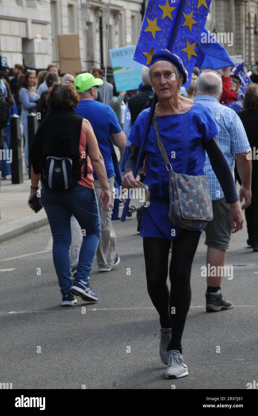 Trasvestite sostenitore dell'Unione europea alla ricongiungimento di Londra a marzo Foto Stock