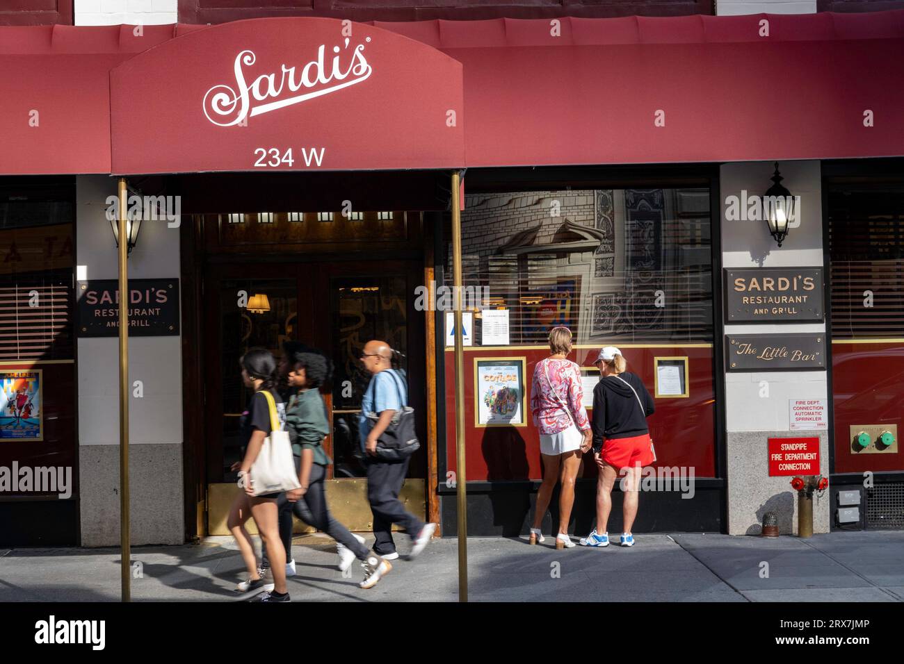 Sardi's Restaurant and Grill Front Entrance Times Square, NYC, USA 2023 Foto Stock