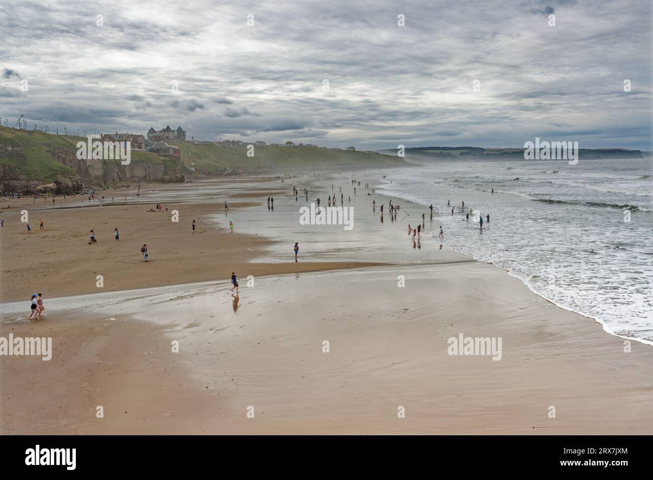 Whitby, Inghilterra, 9 agosto 2023. La foto mostra, Whitby Seafront preso da The Gun Battery, West Cliff Foto Stock