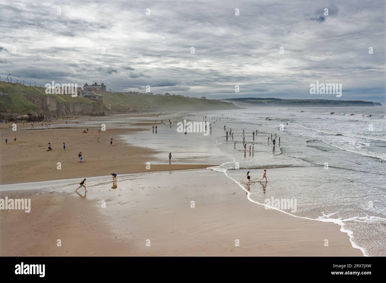 Whitby, Inghilterra, 9 agosto 2023. La foto mostra, Whitby Seafront preso da The Gun Battery, West Cliff Foto Stock