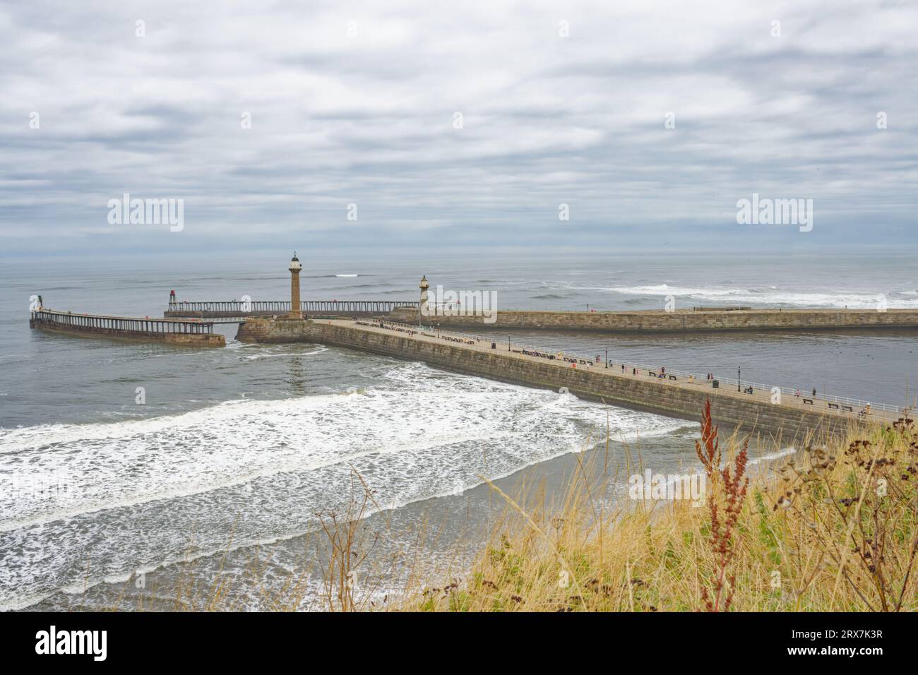 Whitby, Inghilterra, 9, agosto, 2023. Spettacoli fotografici, East e West Piers dalla West Cliff Pavillion Car Park area Foto Stock