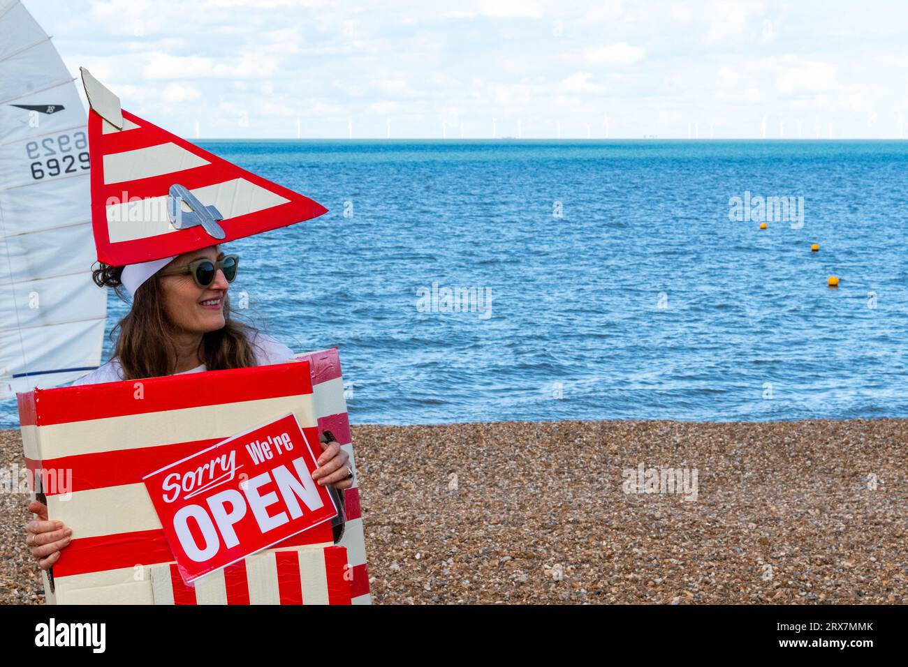 Manifestante visto alla protesta SOS Whitstable a Tankerton, Whitstable, Kent, Regno Unito per le scariche di acque reflue in mare da Southern Water. Foto Stock