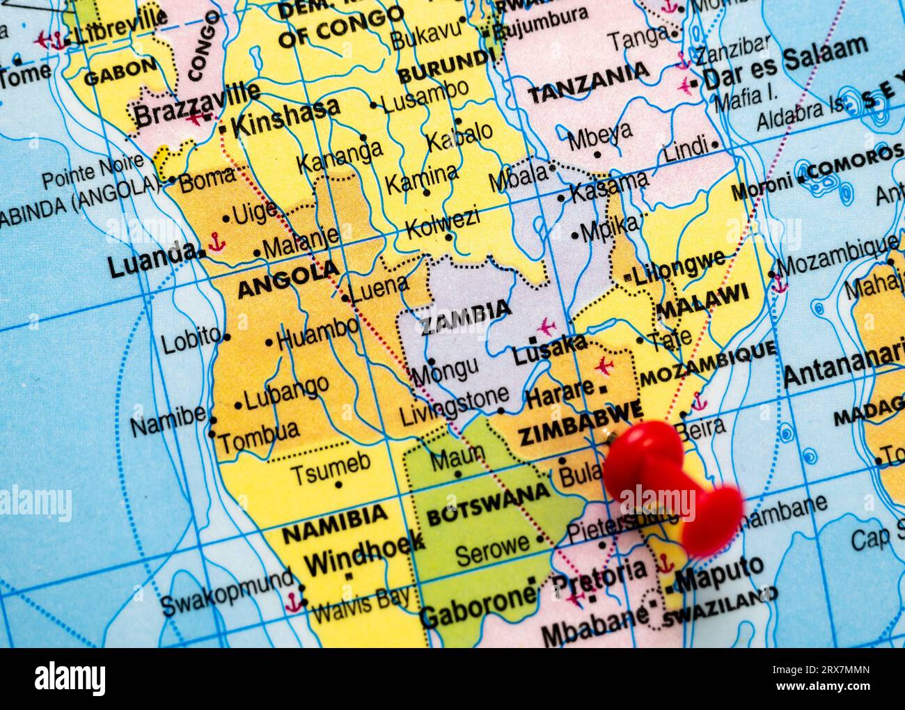 Questa immagine mostra la posizione dello Zimbabwe su una mappa mondiale Foto Stock